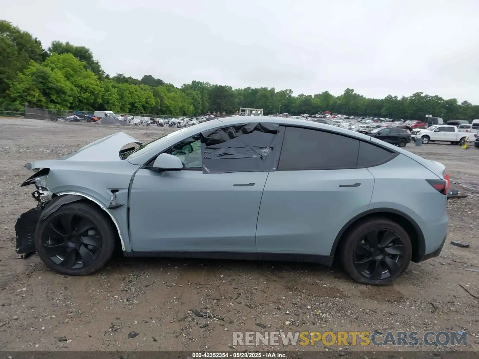 13 Photograph of a damaged car 7SAYGDEE6PF685422 TESLA MODEL Y 2023