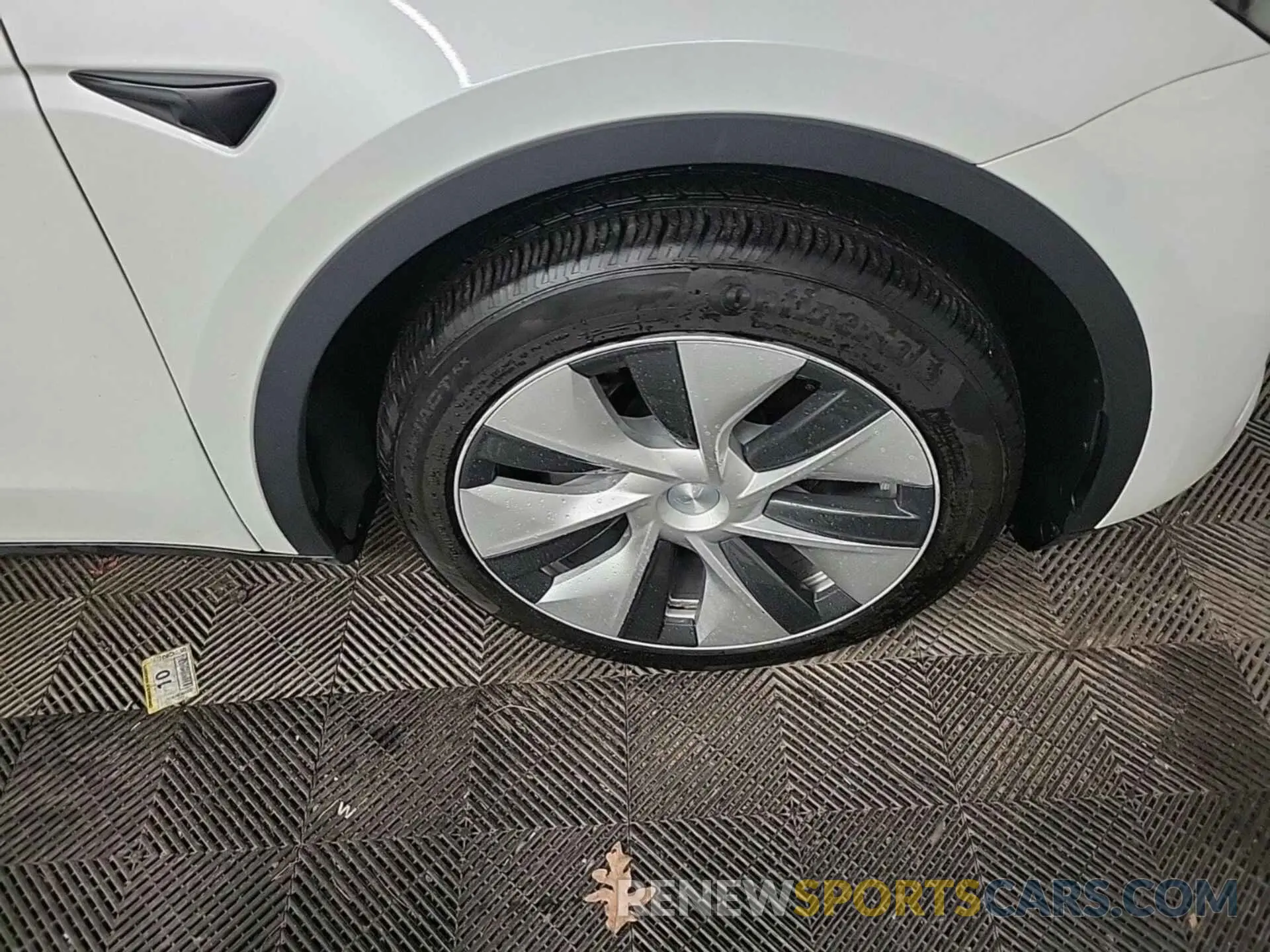 15 Photograph of a damaged car 7SAYGDEE6PF764900 TESLA MODEL Y 2023