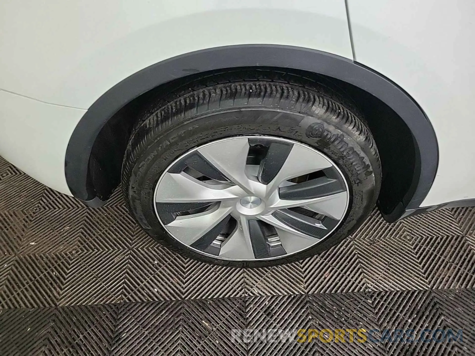 20 Photograph of a damaged car 7SAYGDEE6PF764900 TESLA MODEL Y 2023
