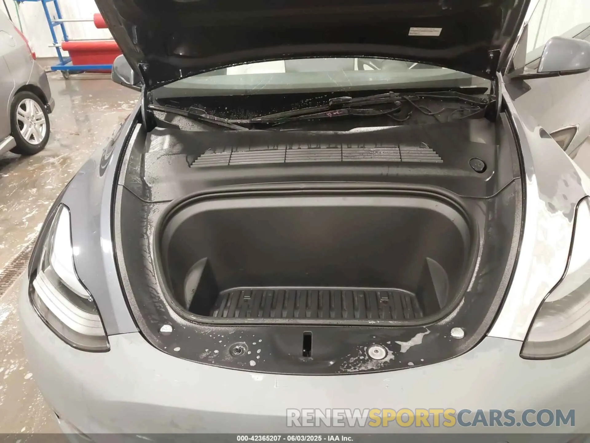 10 Photograph of a damaged car 7SAYGDEE6PF810984 TESLA MODEL Y 2023