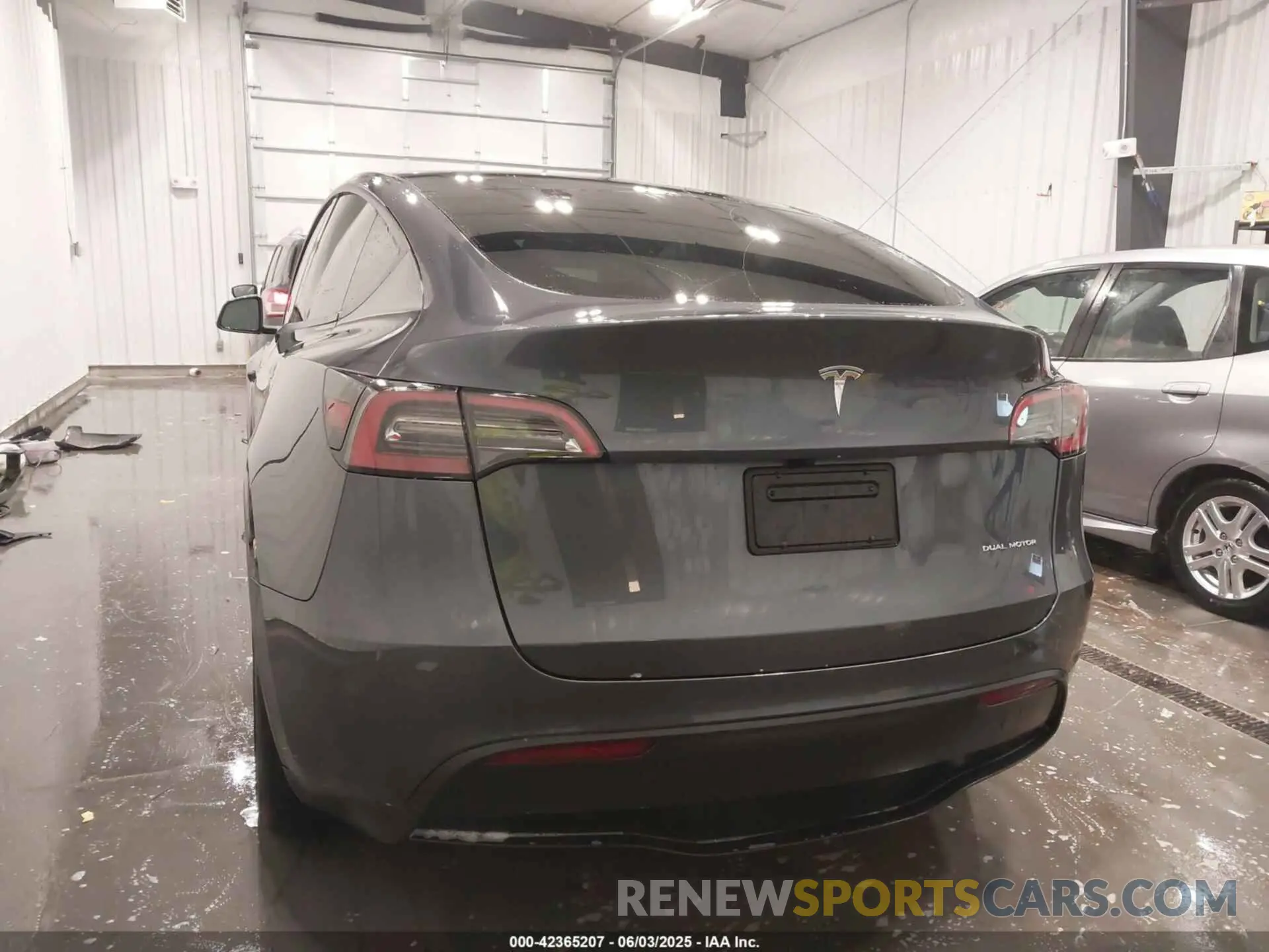 17 Photograph of a damaged car 7SAYGDEE6PF810984 TESLA MODEL Y 2023