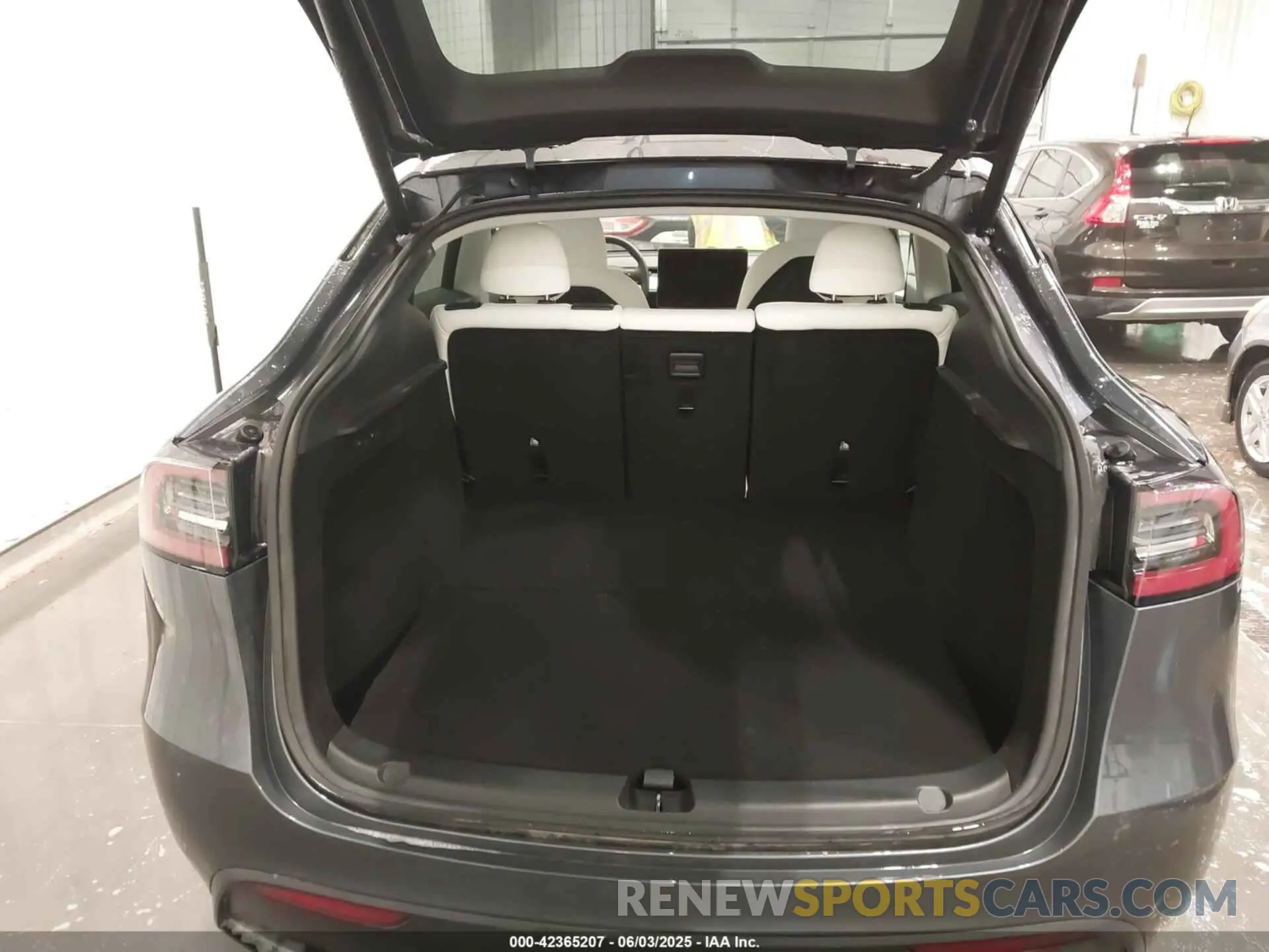 20 Photograph of a damaged car 7SAYGDEE6PF810984 TESLA MODEL Y 2023