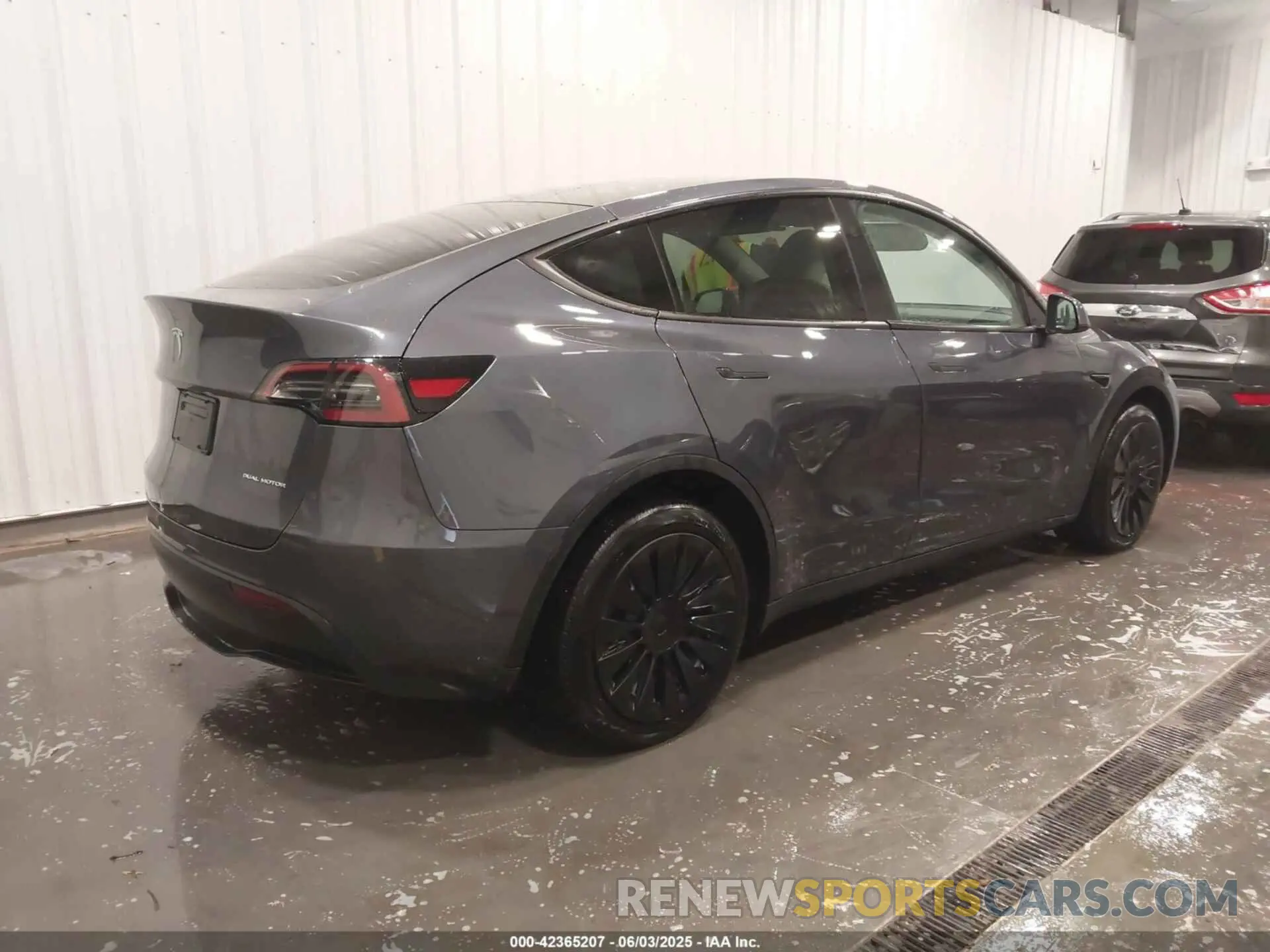 4 Photograph of a damaged car 7SAYGDEE6PF810984 TESLA MODEL Y 2023