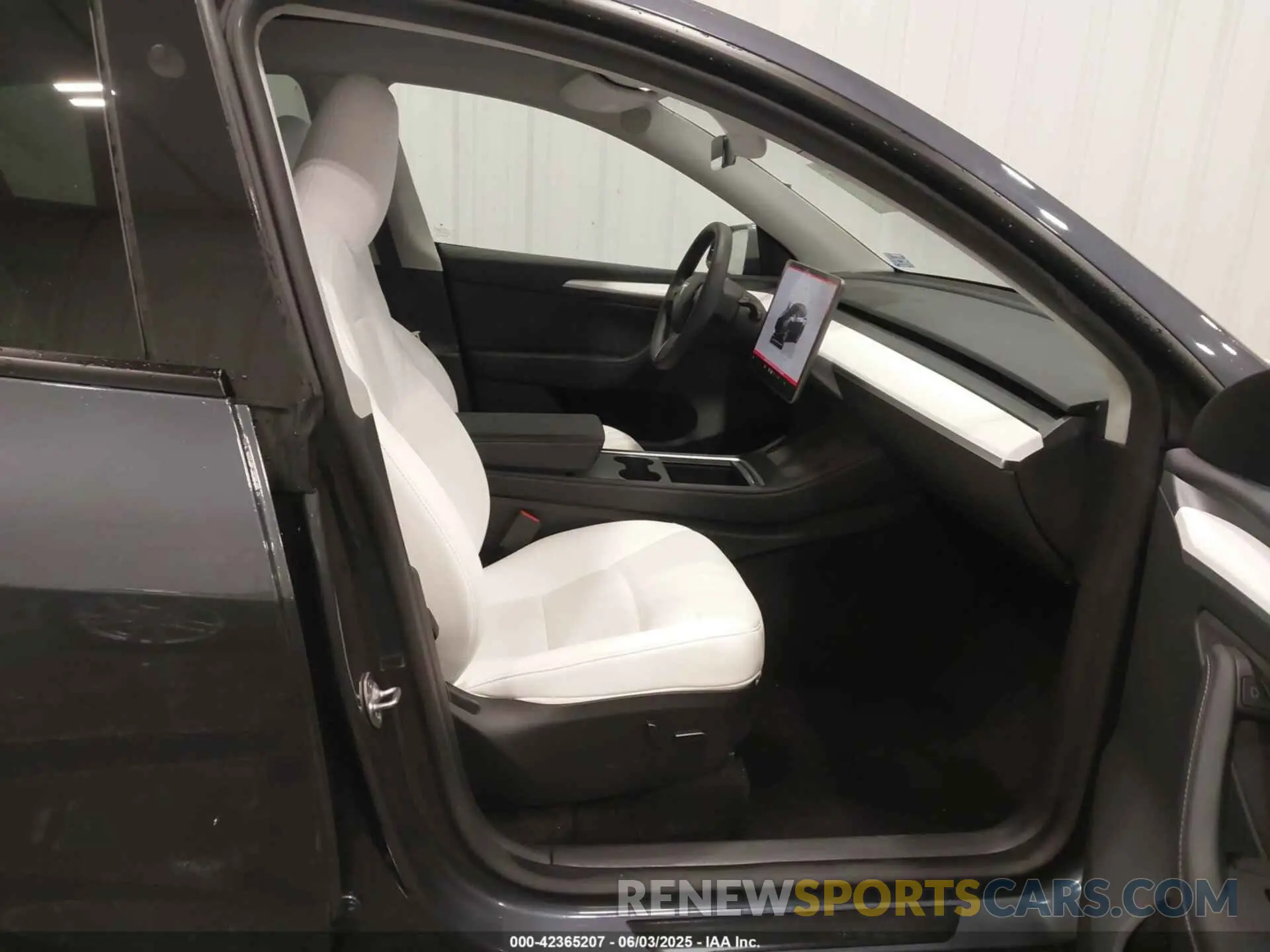 5 Photograph of a damaged car 7SAYGDEE6PF810984 TESLA MODEL Y 2023