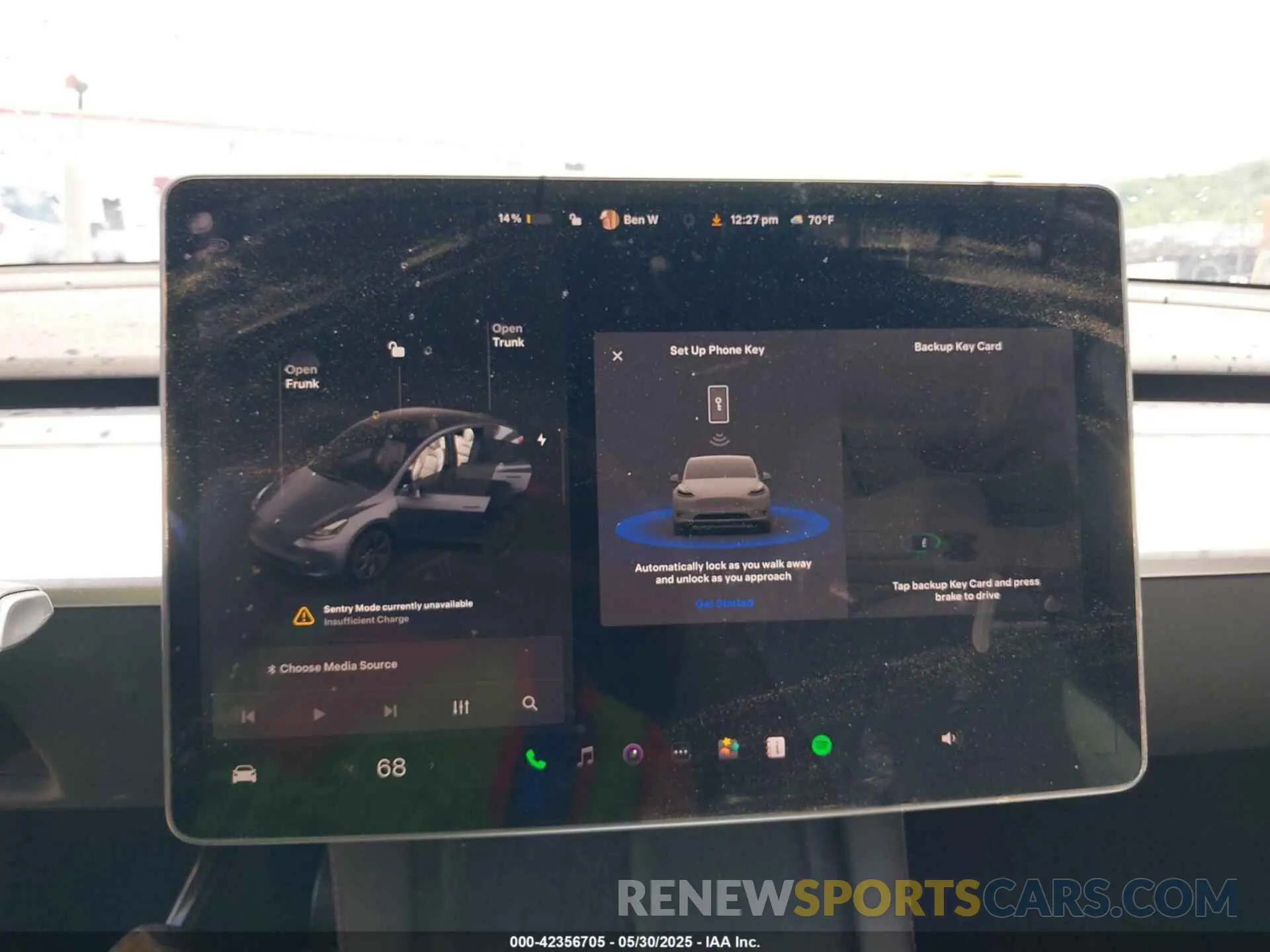 18 Photograph of a damaged car 7SAYGDEE6PF892439 TESLA MODEL Y 2023