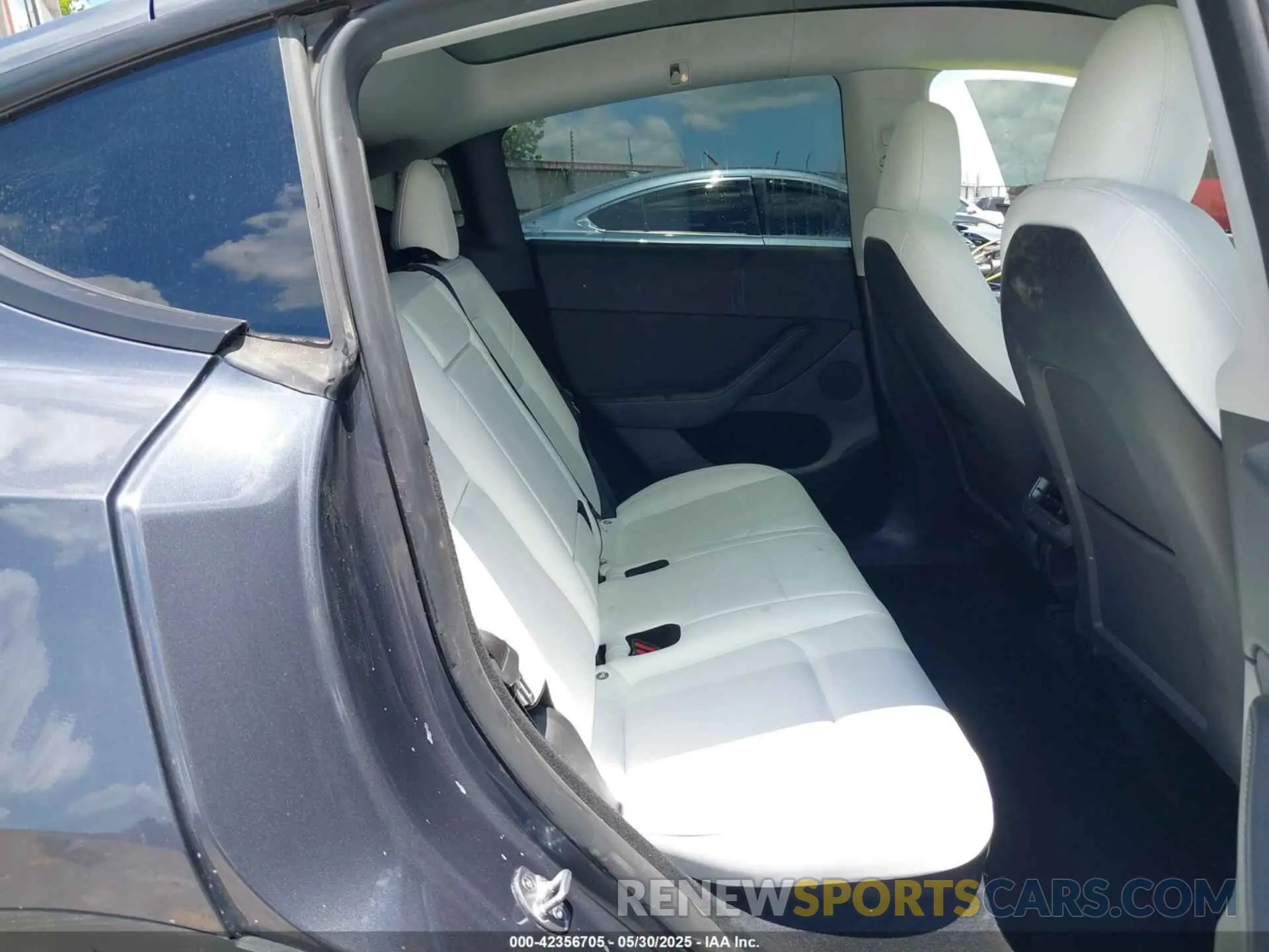 8 Photograph of a damaged car 7SAYGDEE6PF892439 TESLA MODEL Y 2023