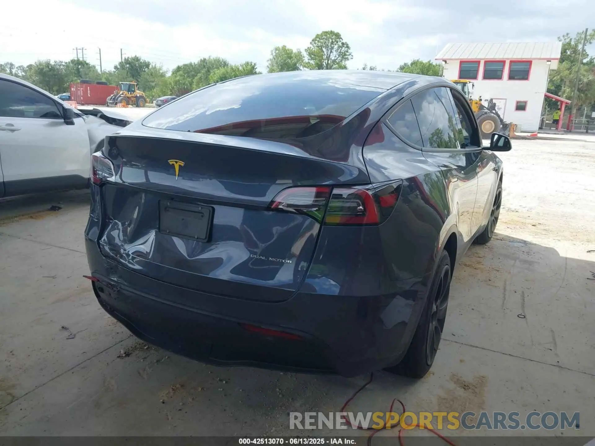 4 Photograph of a damaged car 7SAYGDEE7PA037763 TESLA MODEL Y 2023