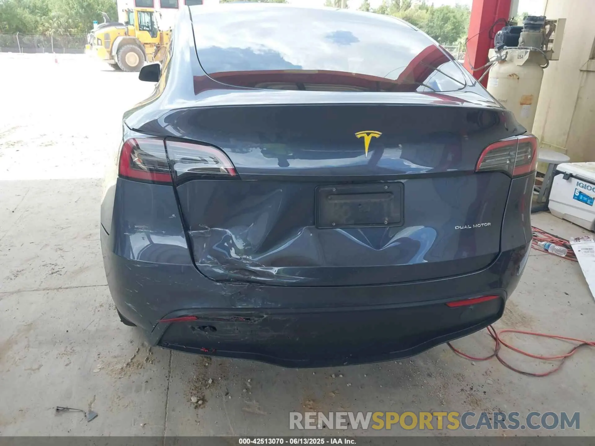 6 Photograph of a damaged car 7SAYGDEE7PA037763 TESLA MODEL Y 2023