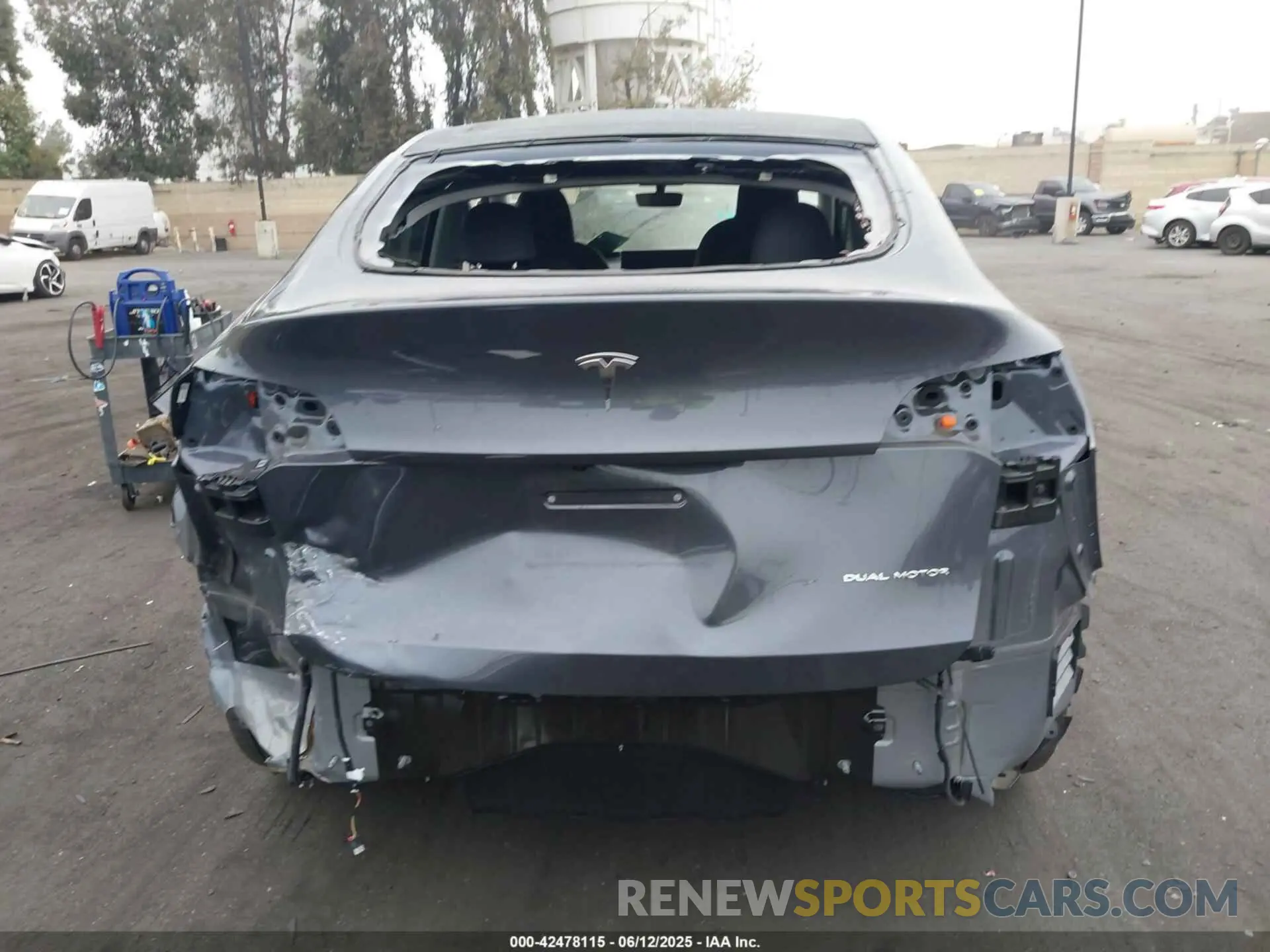 17 Photograph of a damaged car 7SAYGDEE7PA058919 TESLA MODEL Y 2023