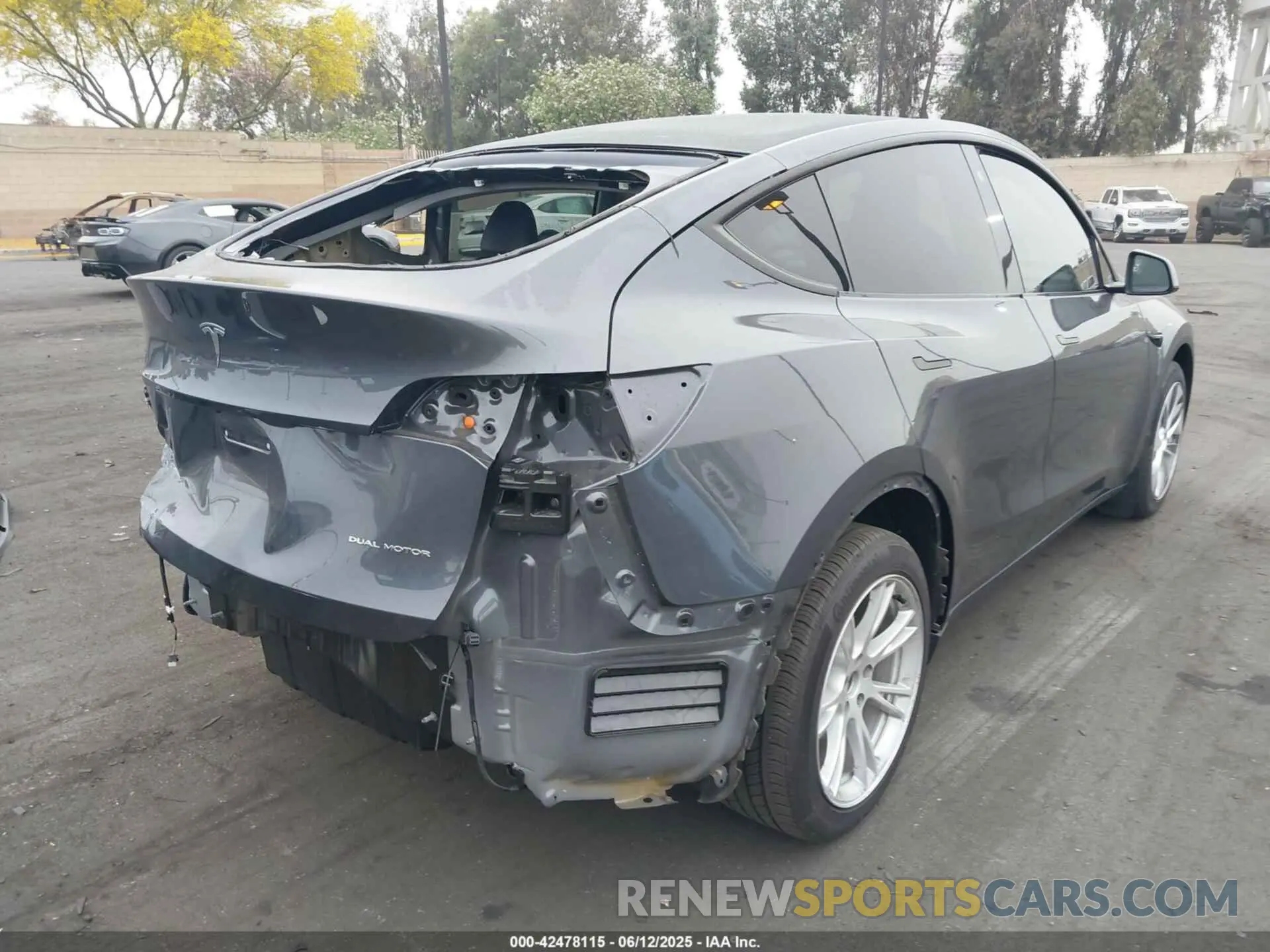 4 Photograph of a damaged car 7SAYGDEE7PA058919 TESLA MODEL Y 2023