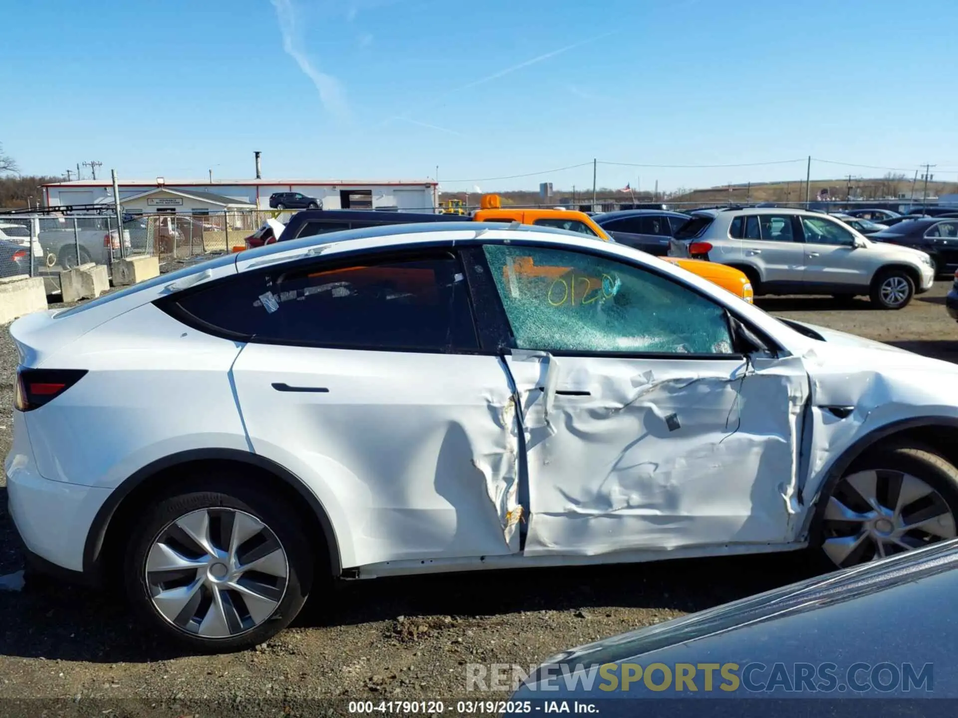 13 Photograph of a damaged car 7SAYGDEE7PA082976 TESLA MODEL Y 2023