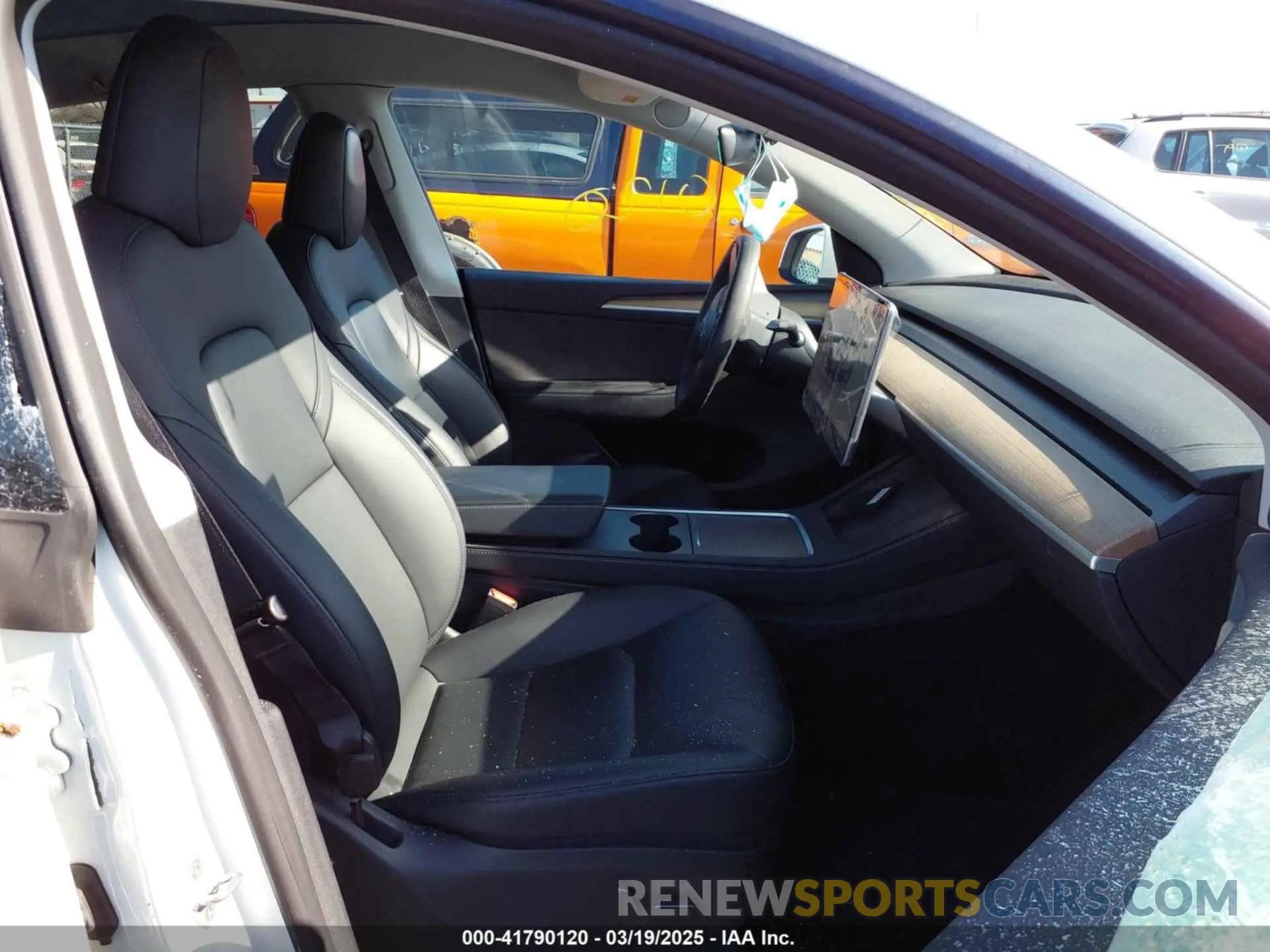 5 Photograph of a damaged car 7SAYGDEE7PA082976 TESLA MODEL Y 2023