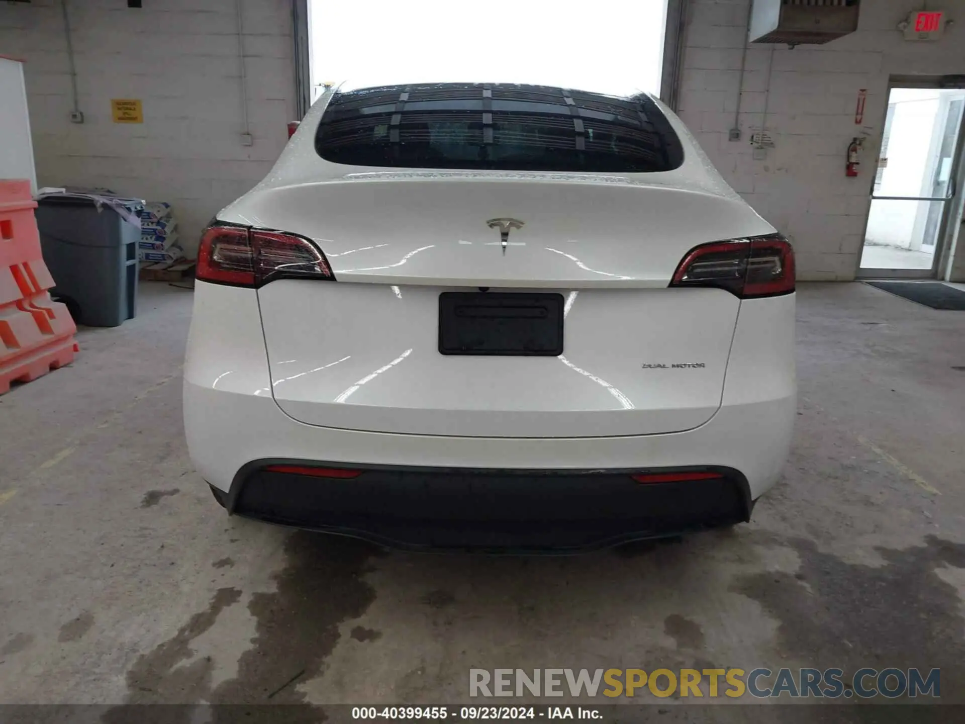 16 Photograph of a damaged car 7SAYGDEE7PA100523 TESLA MODEL Y 2023
