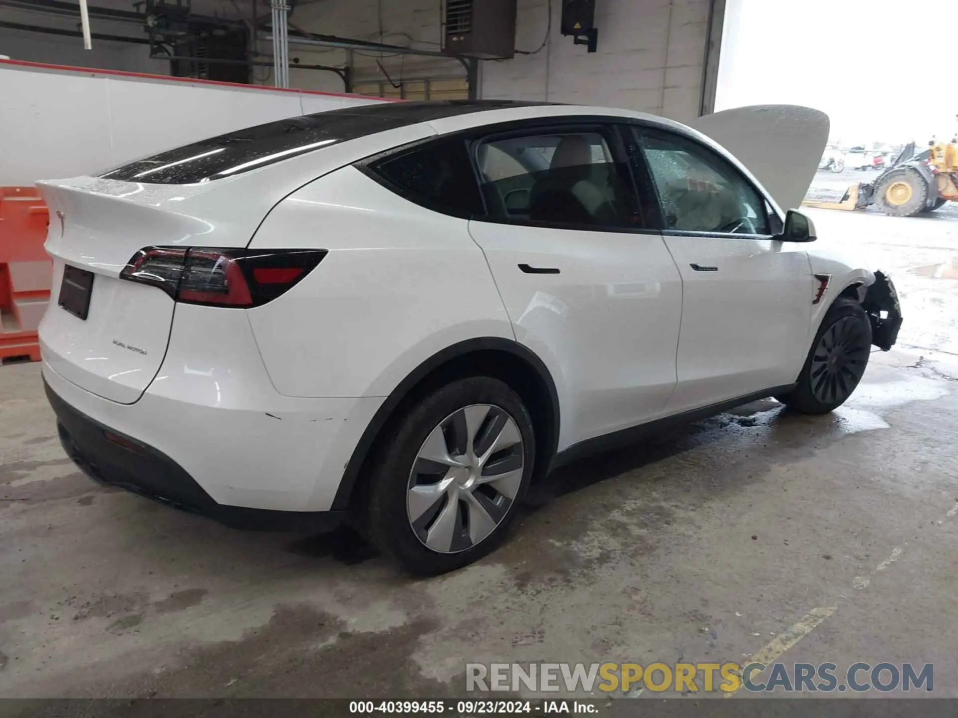 4 Photograph of a damaged car 7SAYGDEE7PA100523 TESLA MODEL Y 2023