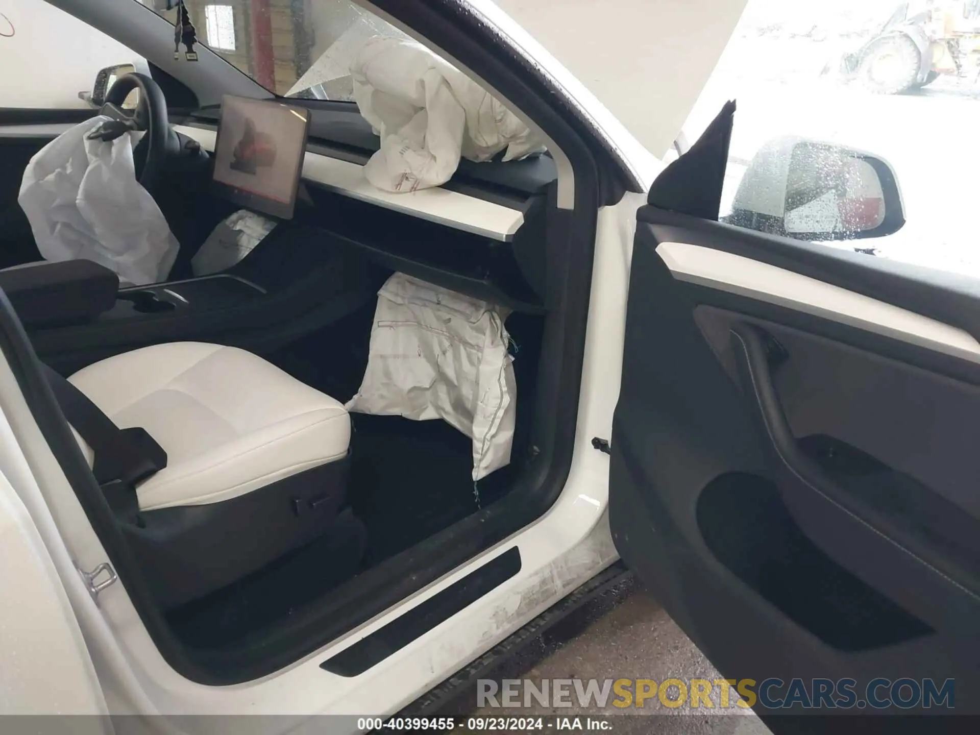 5 Photograph of a damaged car 7SAYGDEE7PA100523 TESLA MODEL Y 2023