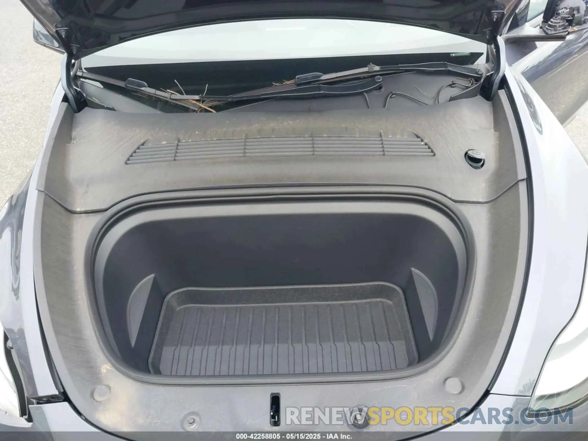 10 Photograph of a damaged car 7SAYGDEE7PA121470 TESLA MODEL Y 2023