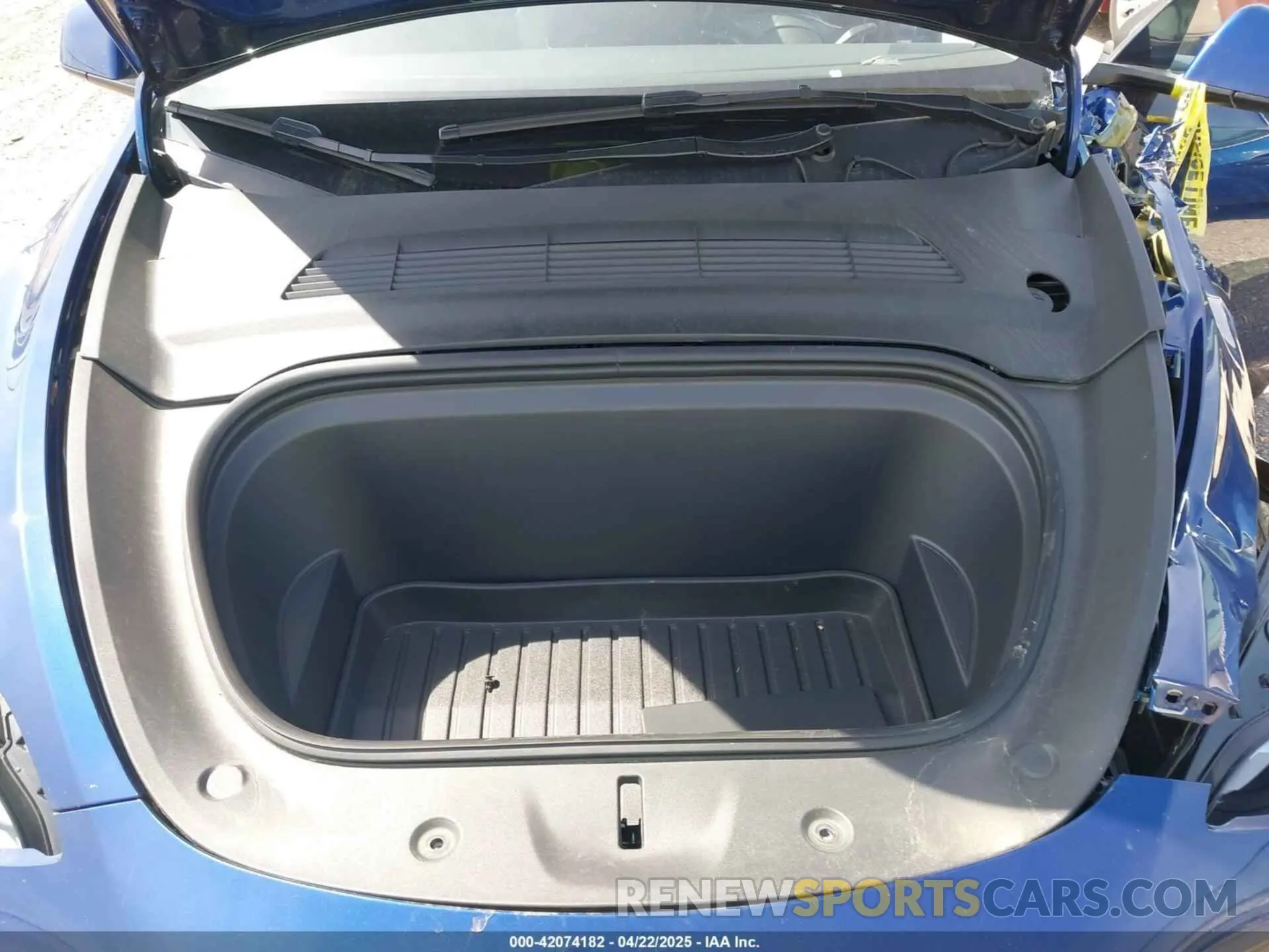 10 Photograph of a damaged car 7SAYGDEE7PF702051 TESLA MODEL Y 2023