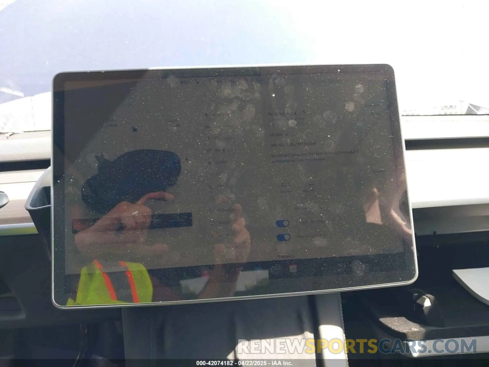 17 Photograph of a damaged car 7SAYGDEE7PF702051 TESLA MODEL Y 2023