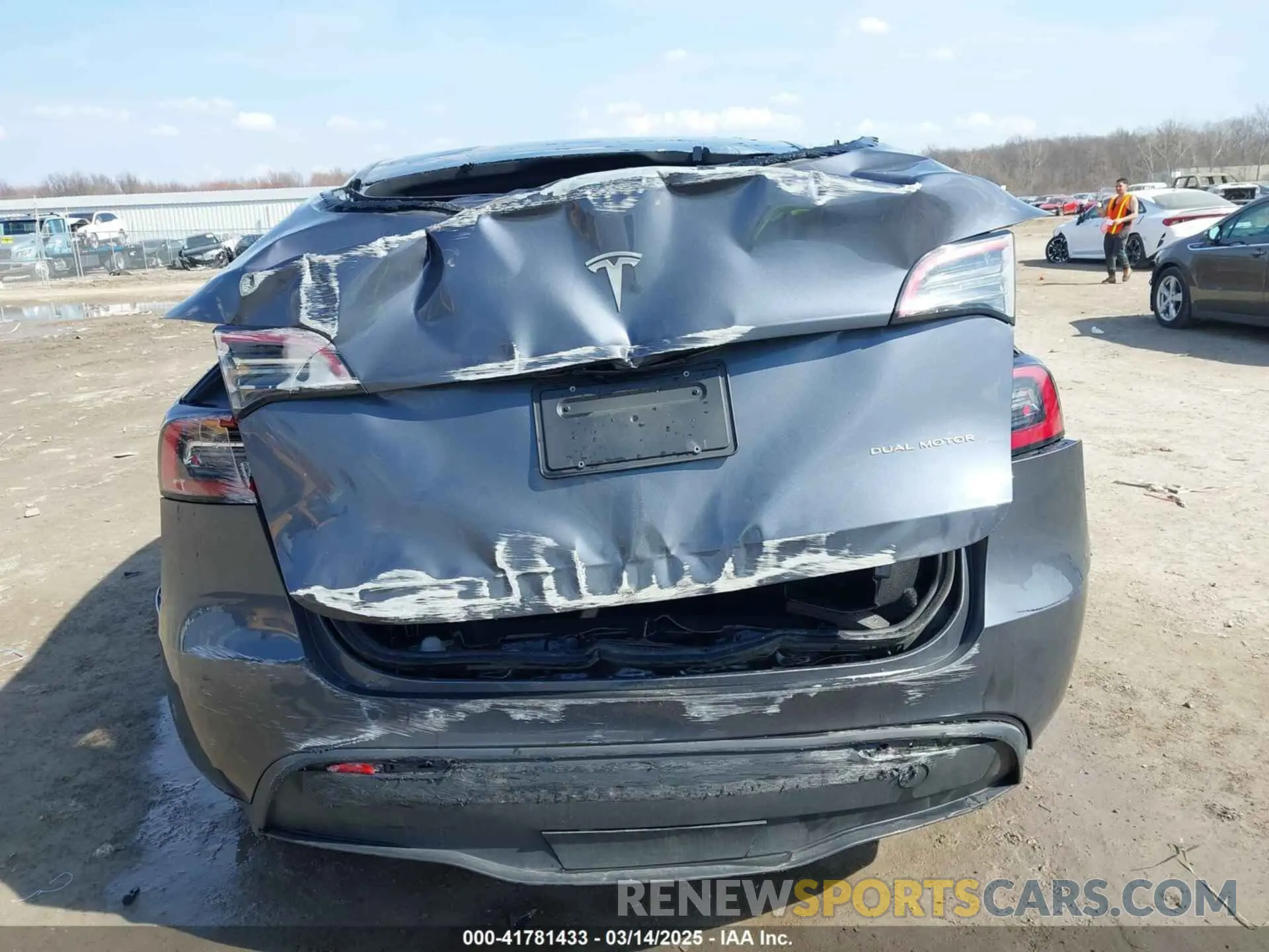 17 Photograph of a damaged car 7SAYGDEE7PF755980 TESLA MODEL Y 2023