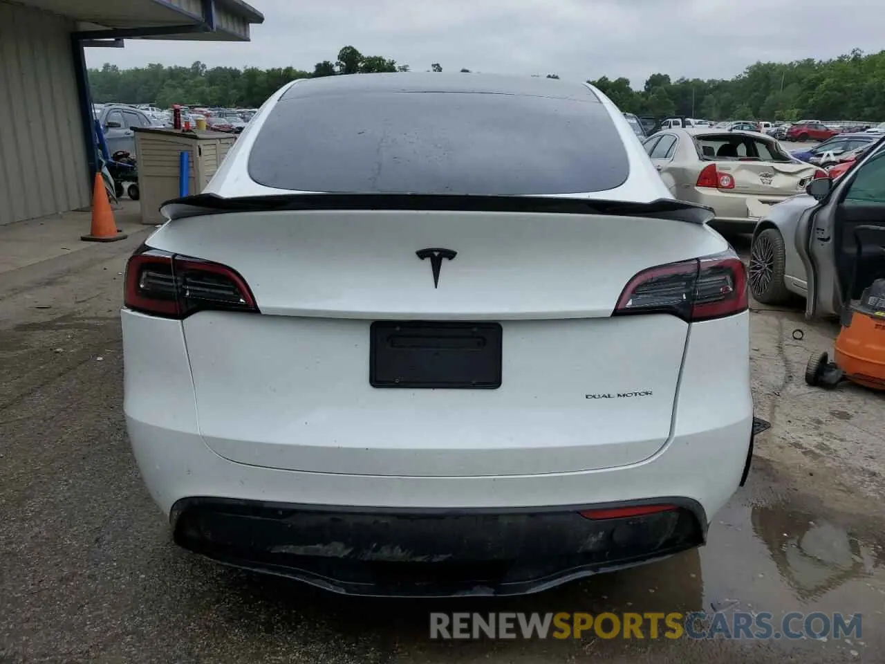6 Photograph of a damaged car 7SAYGDEE7PF759687 TESLA MODEL Y 2023