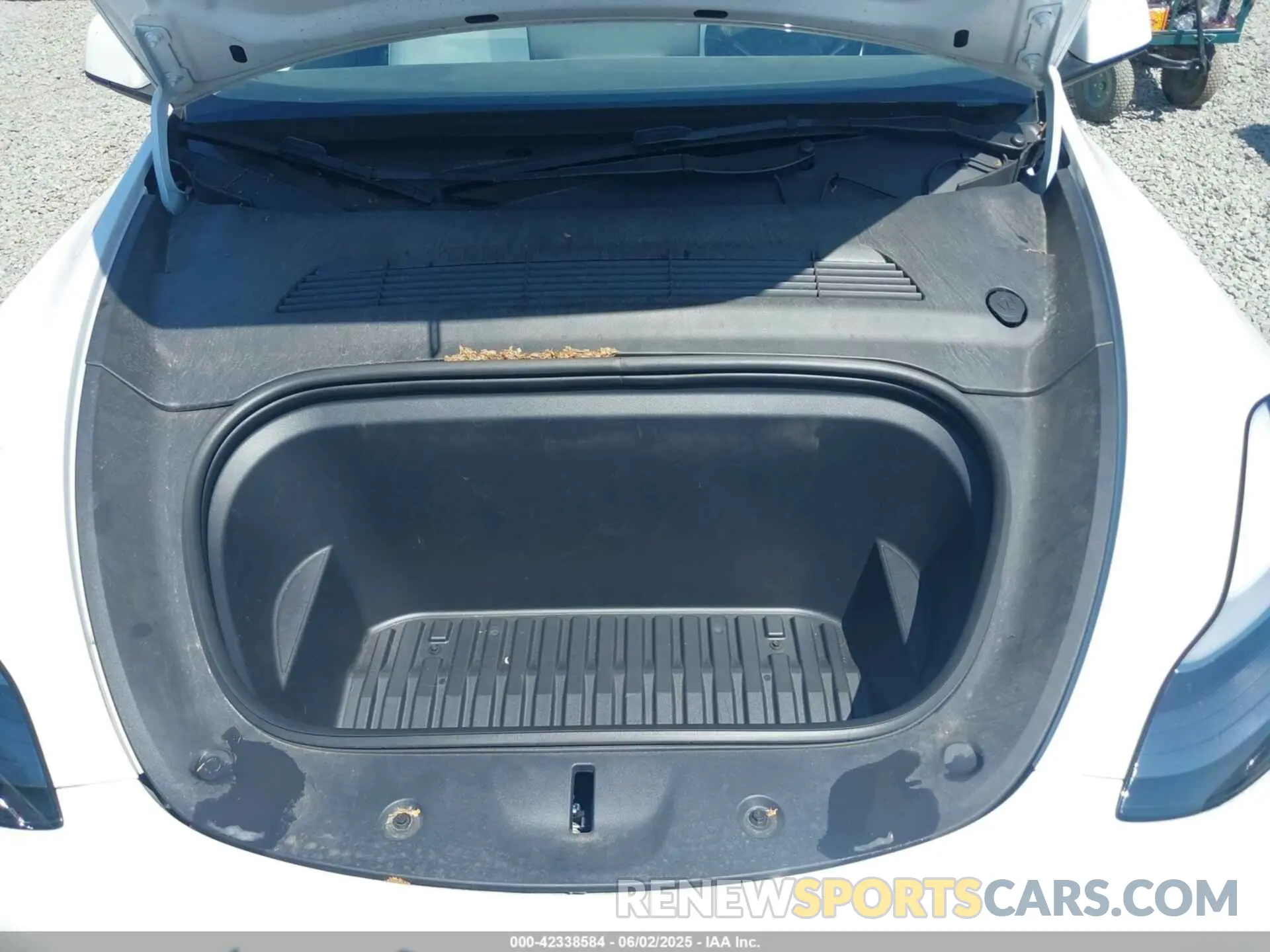10 Photograph of a damaged car 7SAYGDEE7PF811898 TESLA MODEL Y 2023