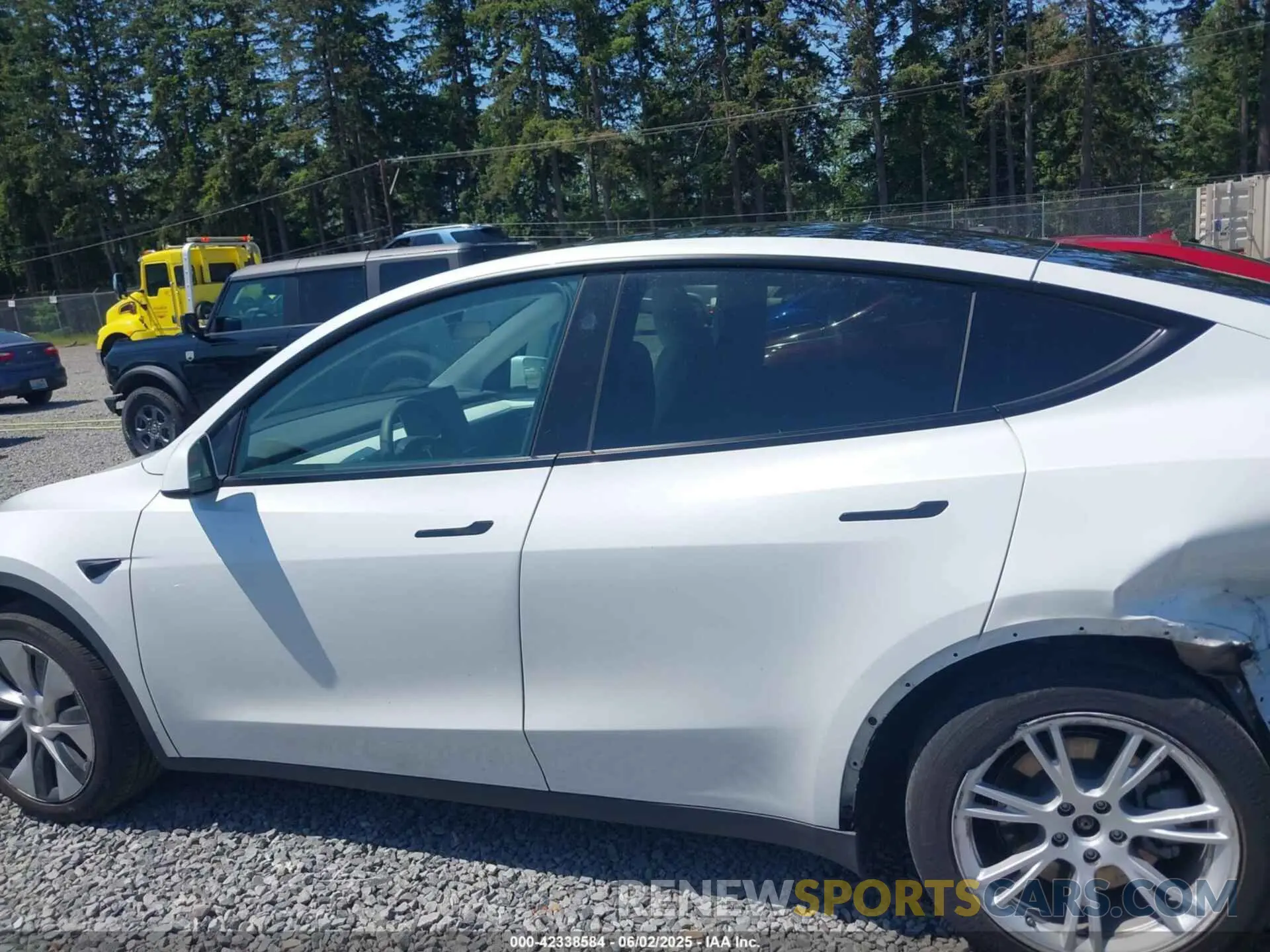 15 Photograph of a damaged car 7SAYGDEE7PF811898 TESLA MODEL Y 2023