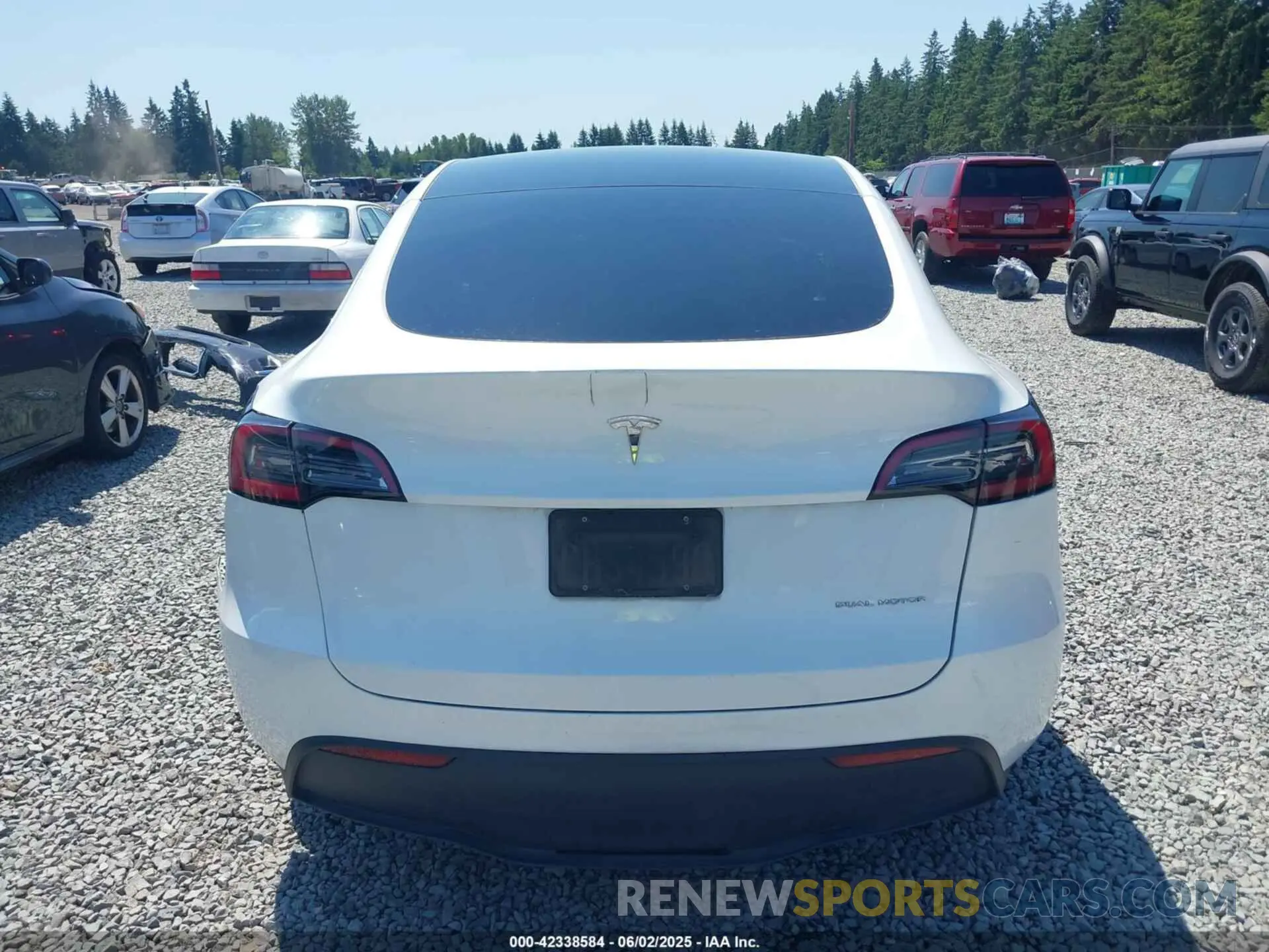 17 Photograph of a damaged car 7SAYGDEE7PF811898 TESLA MODEL Y 2023