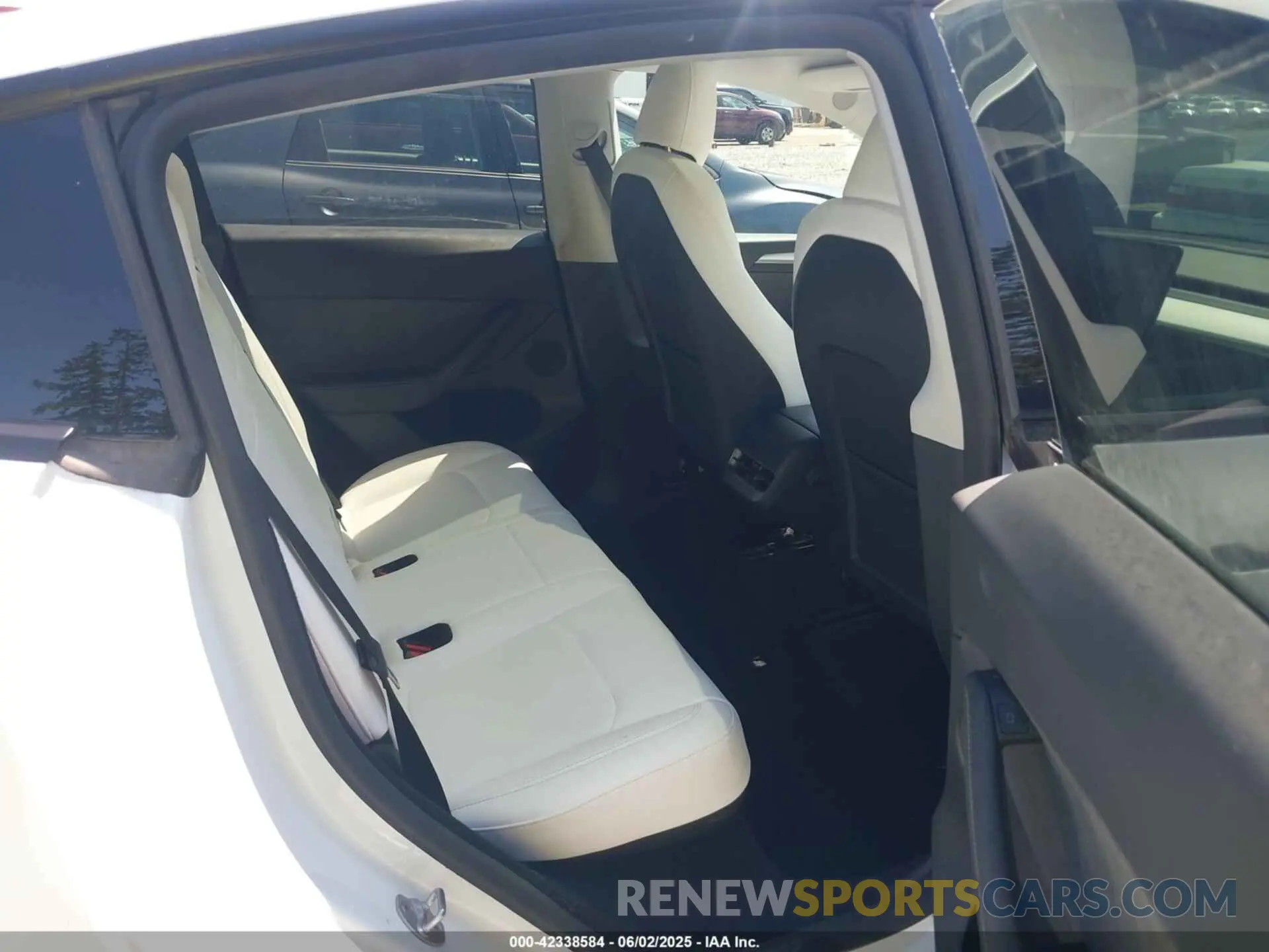 8 Photograph of a damaged car 7SAYGDEE7PF811898 TESLA MODEL Y 2023
