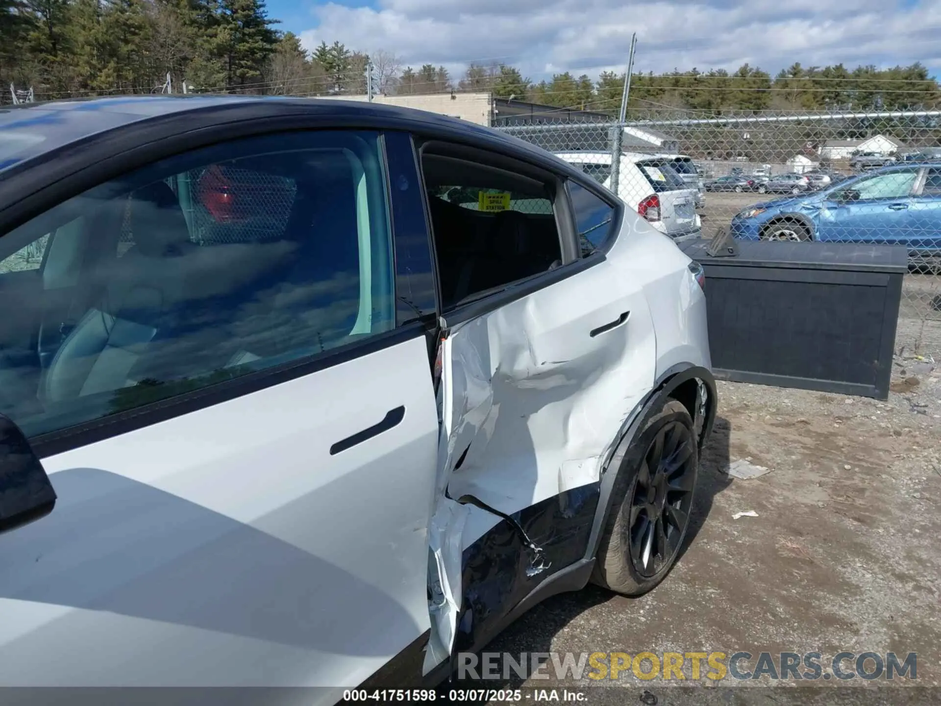 6 Photograph of a damaged car 7SAYGDEE7PF832007 TESLA MODEL Y 2023