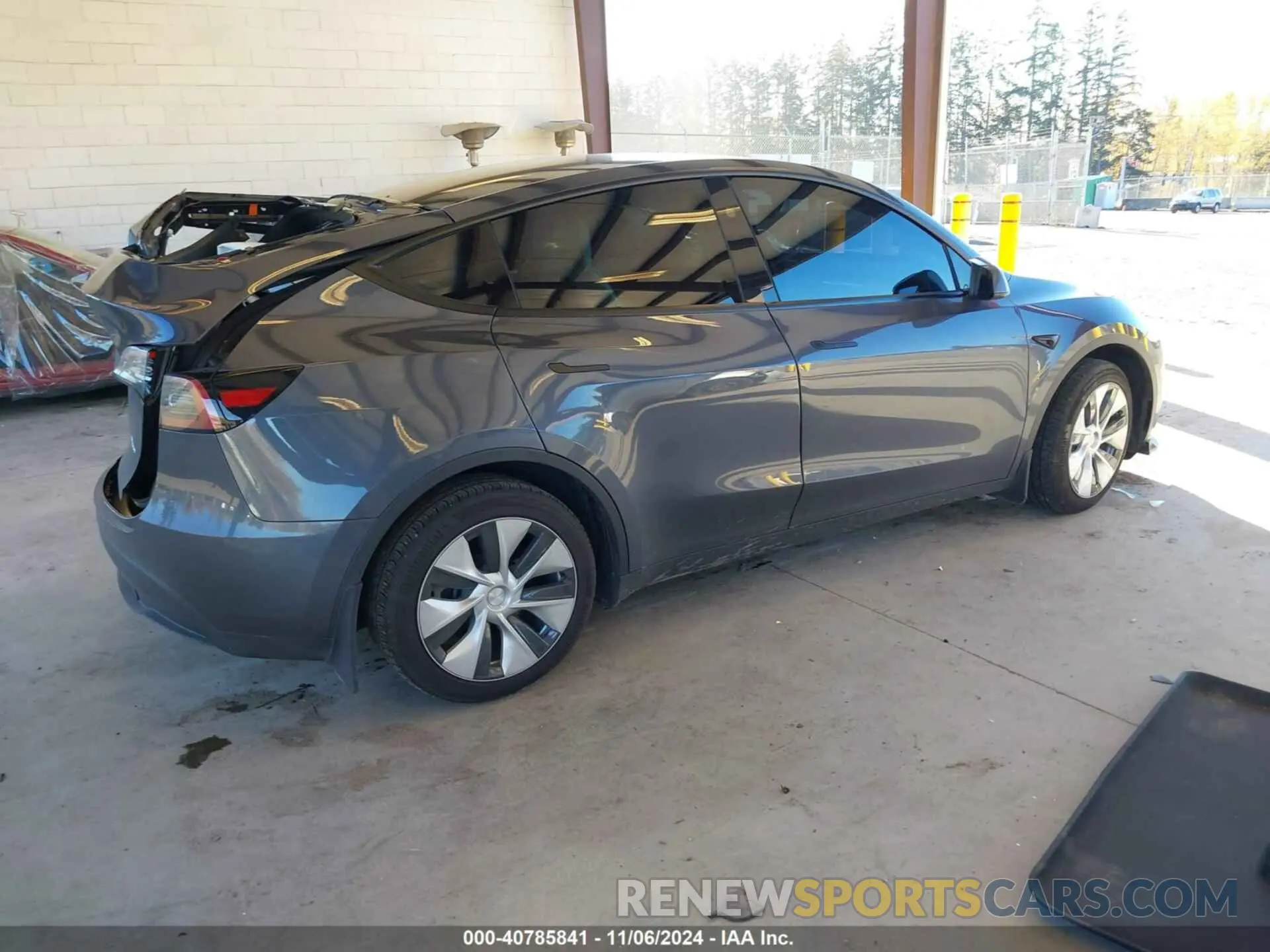 4 Photograph of a damaged car 7SAYGDEE7PF837465 TESLA MODEL Y 2023