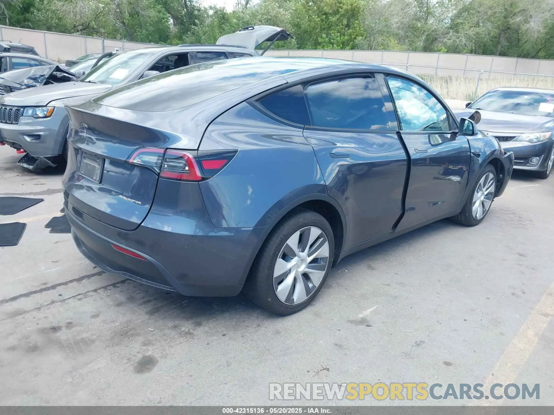 4 Photograph of a damaged car 7SAYGDEE7PF852113 TESLA MODEL Y 2023