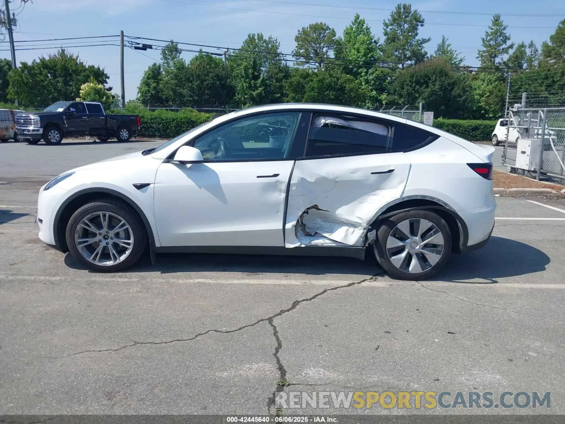 13 Photograph of a damaged car 7SAYGDEE7PF876508 TESLA MODEL Y 2023