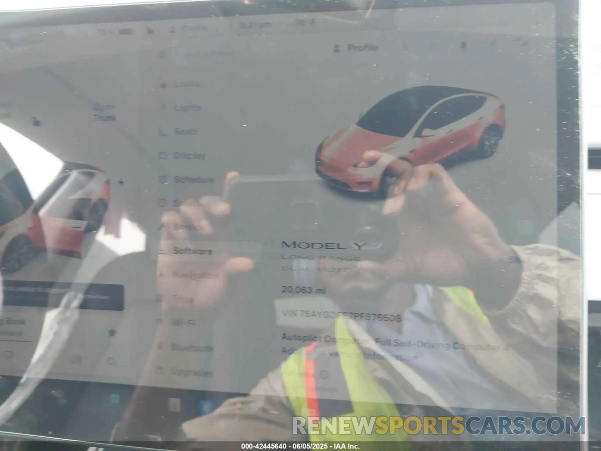 17 Photograph of a damaged car 7SAYGDEE7PF876508 TESLA MODEL Y 2023