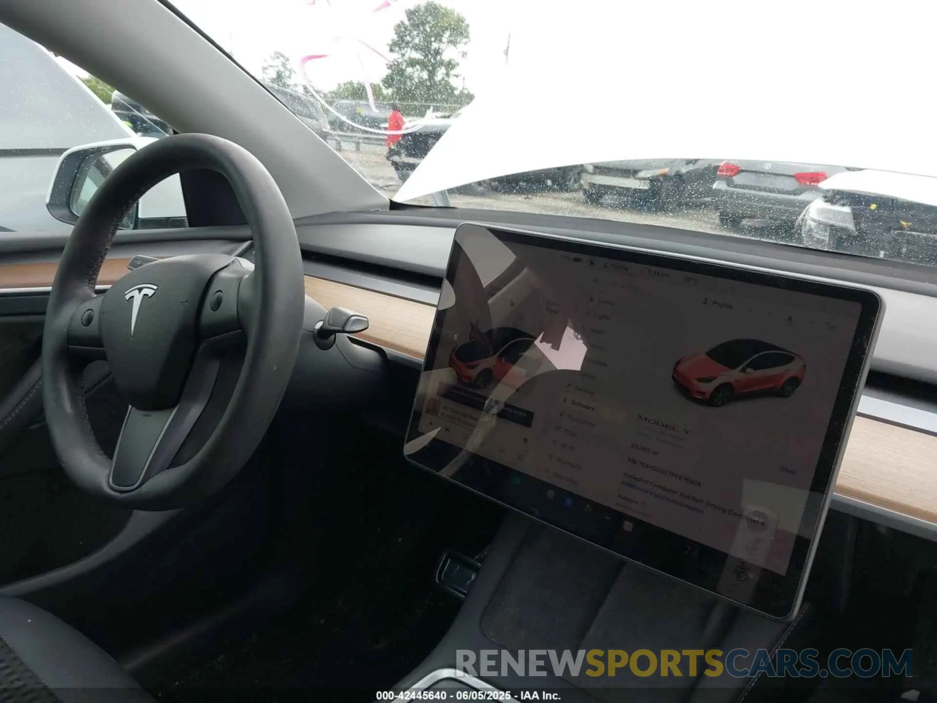 19 Photograph of a damaged car 7SAYGDEE7PF876508 TESLA MODEL Y 2023
