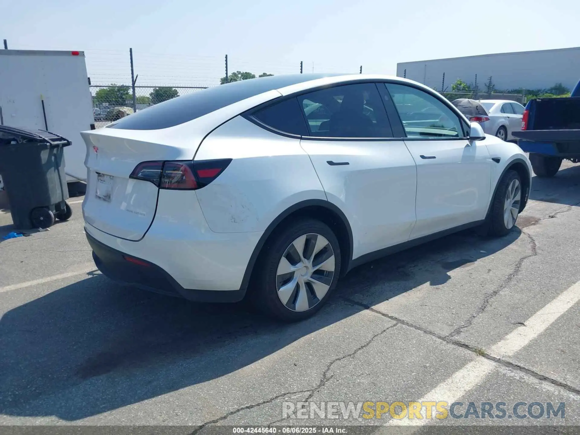 4 Photograph of a damaged car 7SAYGDEE7PF876508 TESLA MODEL Y 2023
