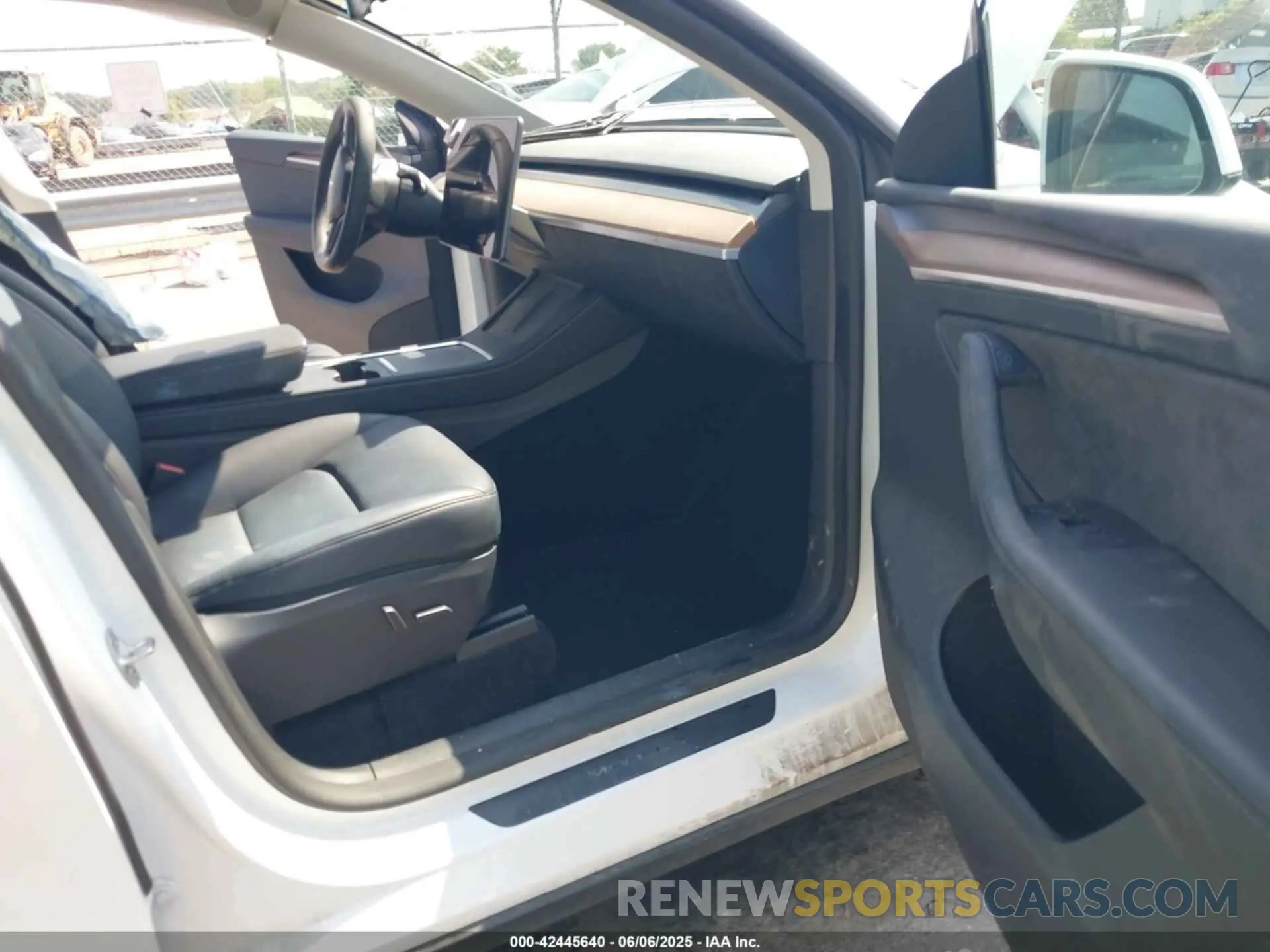 5 Photograph of a damaged car 7SAYGDEE7PF876508 TESLA MODEL Y 2023