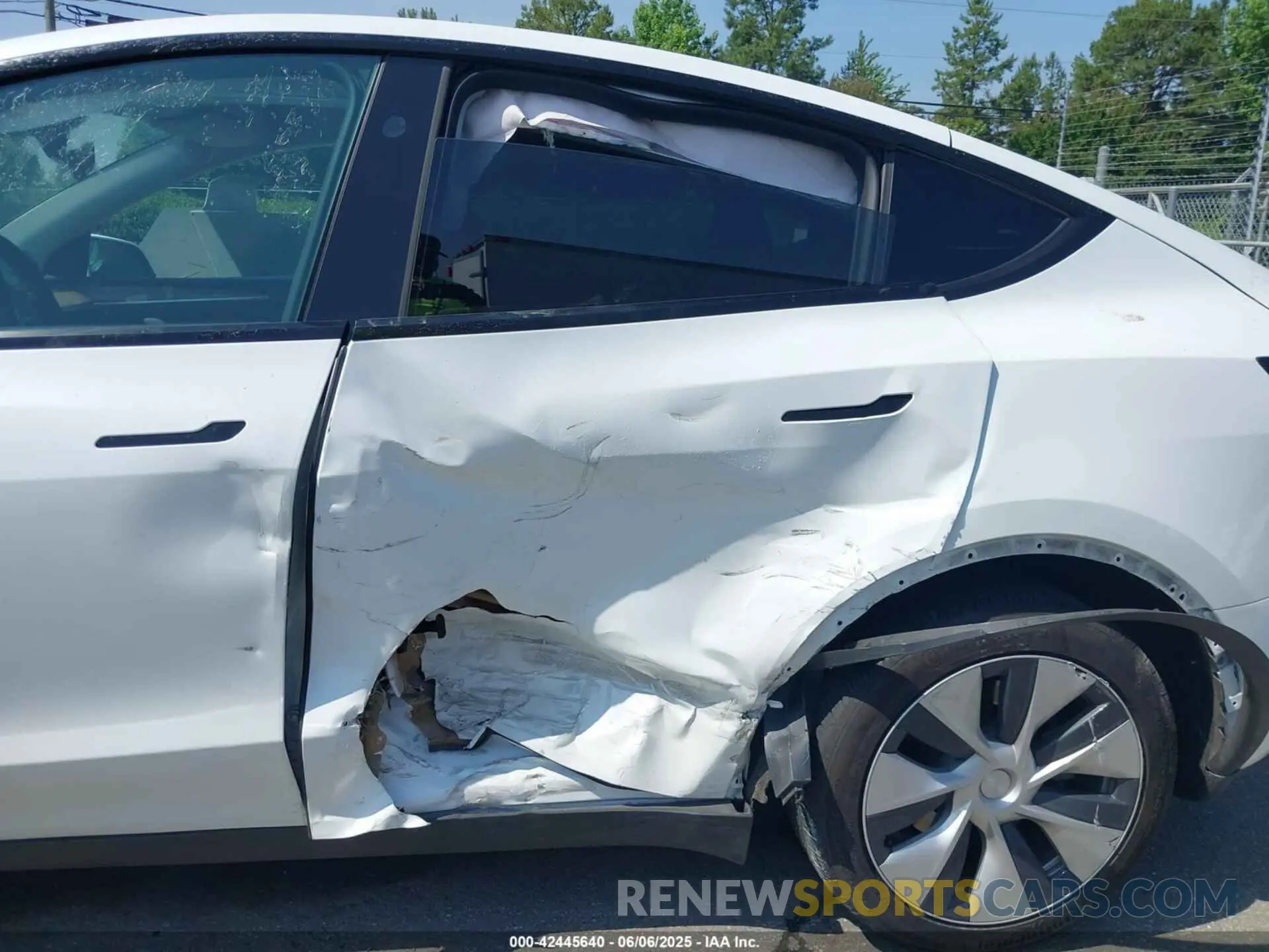 6 Photograph of a damaged car 7SAYGDEE7PF876508 TESLA MODEL Y 2023