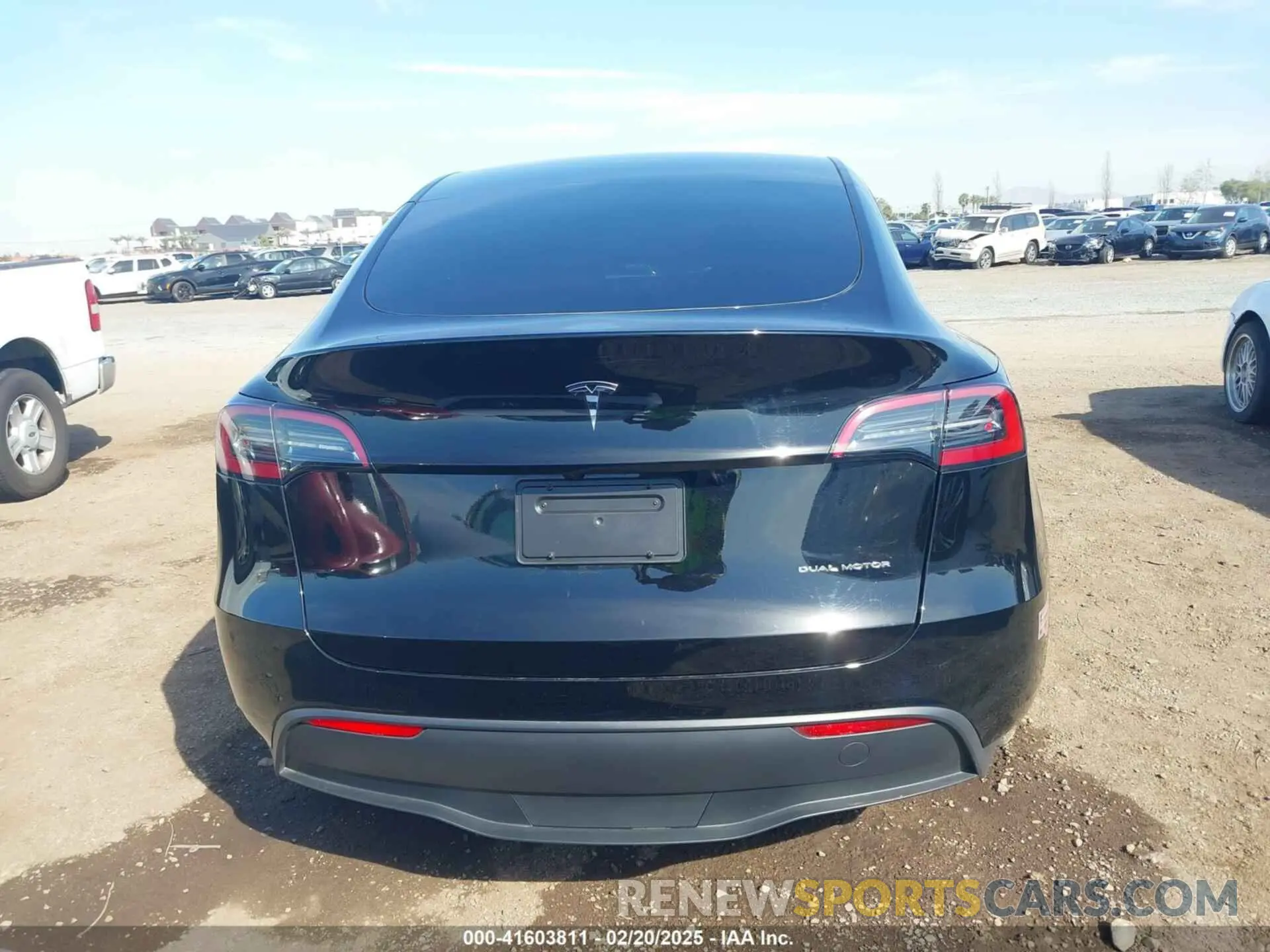 16 Photograph of a damaged car 7SAYGDEE7PF887847 TESLA MODEL Y 2023
