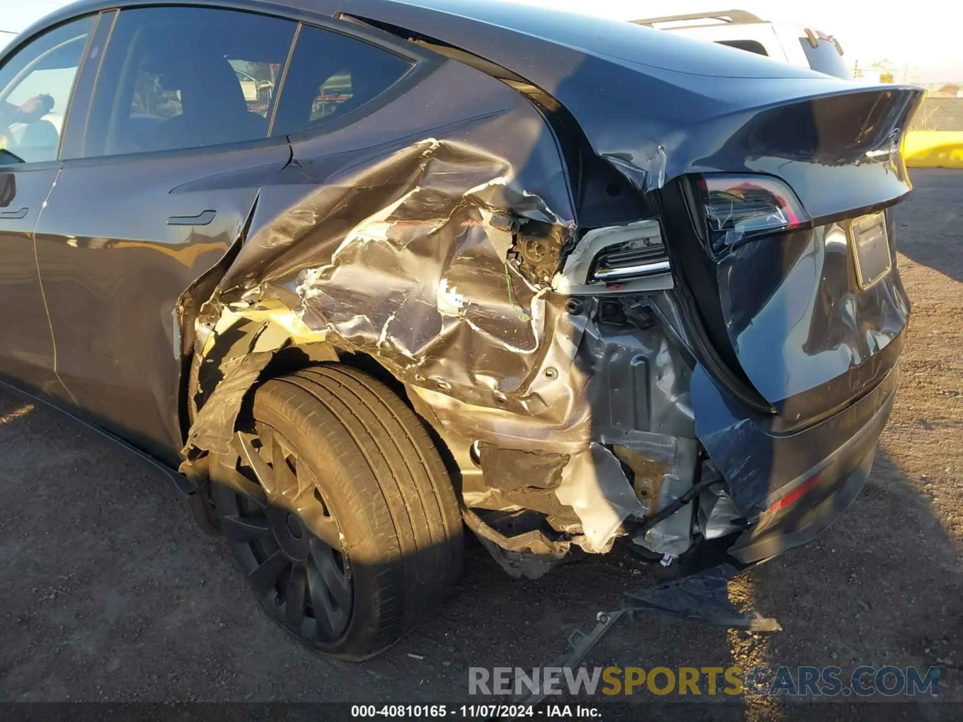 6 Photograph of a damaged car 7SAYGDEE7PF929045 TESLA MODEL Y 2023