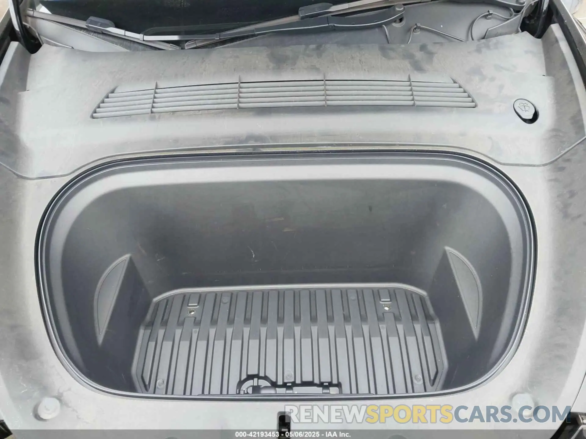 10 Photograph of a damaged car 7SAYGDEE8PA051798 TESLA MODEL Y 2023