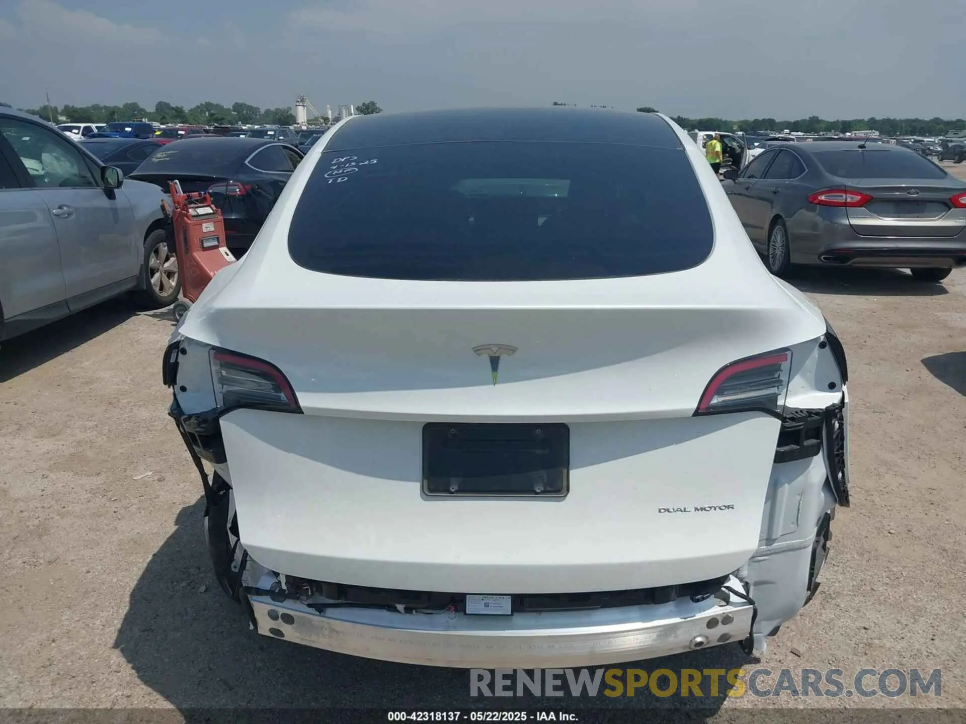 15 Photograph of a damaged car 7SAYGDEE8PA094957 TESLA MODEL Y 2023