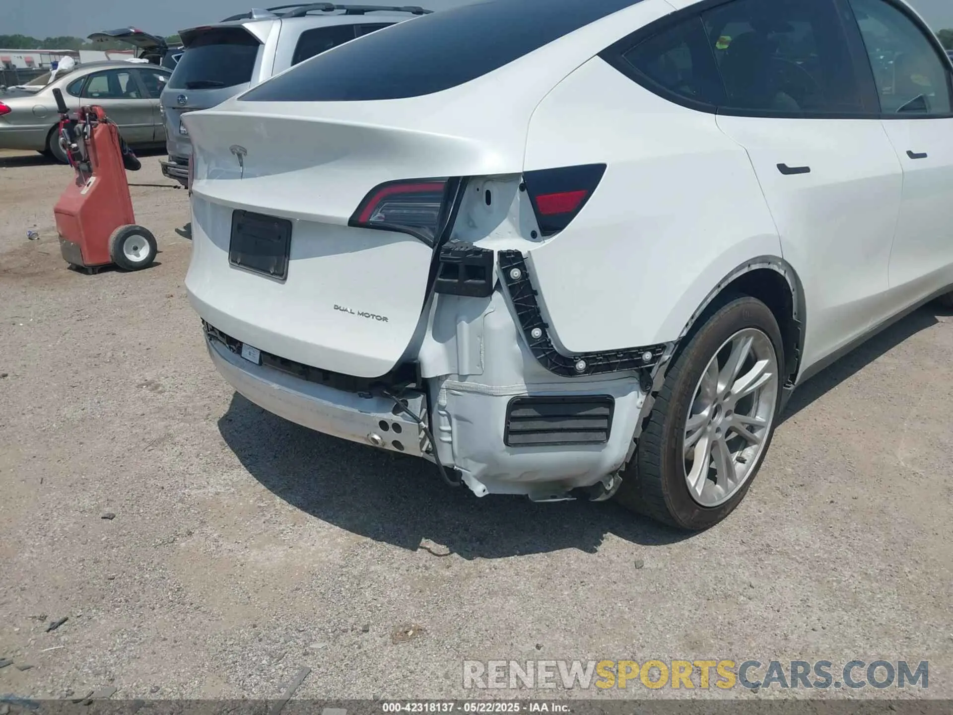 18 Photograph of a damaged car 7SAYGDEE8PA094957 TESLA MODEL Y 2023