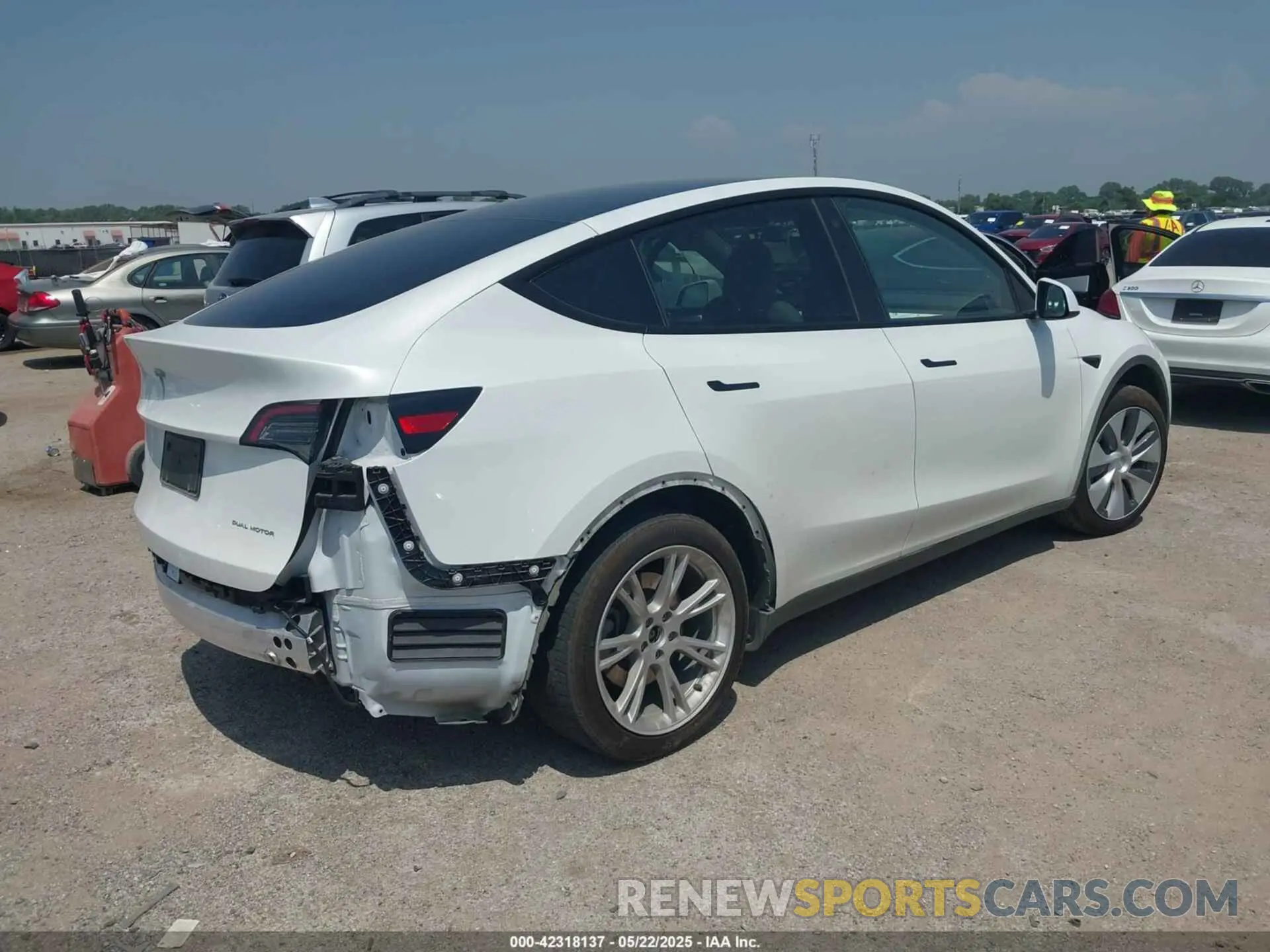 4 Photograph of a damaged car 7SAYGDEE8PA094957 TESLA MODEL Y 2023