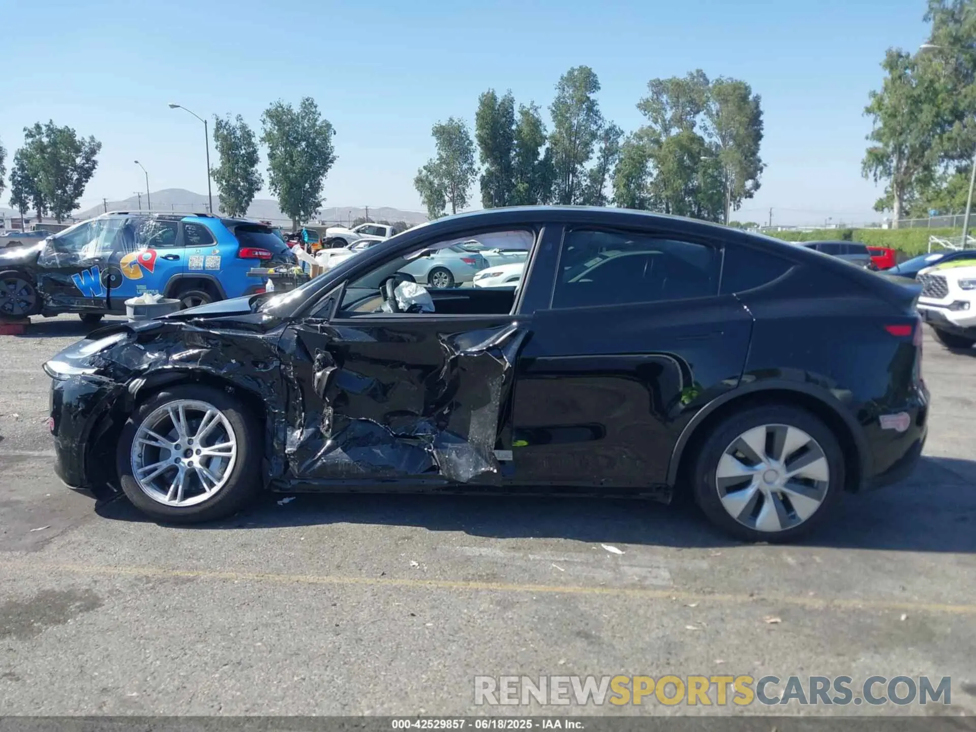 15 Photograph of a damaged car 7SAYGDEE8PA138813 TESLA MODEL Y 2023