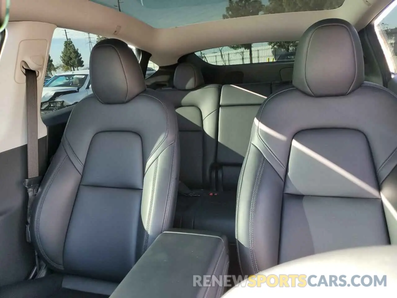 10 Photograph of a damaged car 7SAYGDEE8PA157913 TESLA MODEL Y 2023