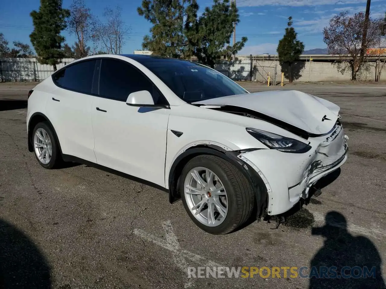 4 Photograph of a damaged car 7SAYGDEE8PA157913 TESLA MODEL Y 2023