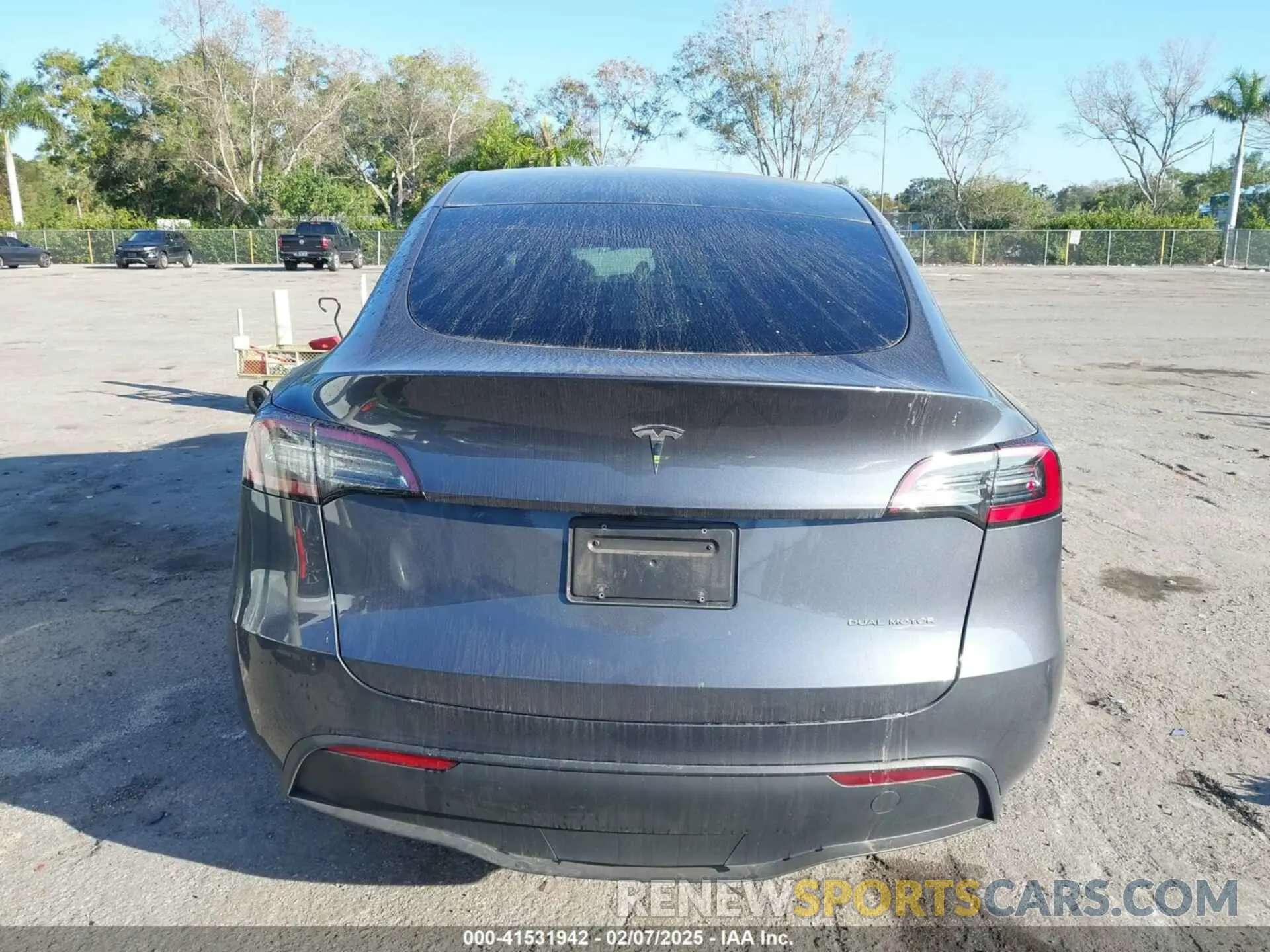 15 Photograph of a damaged car 7SAYGDEE8PA183198 TESLA MODEL Y 2023