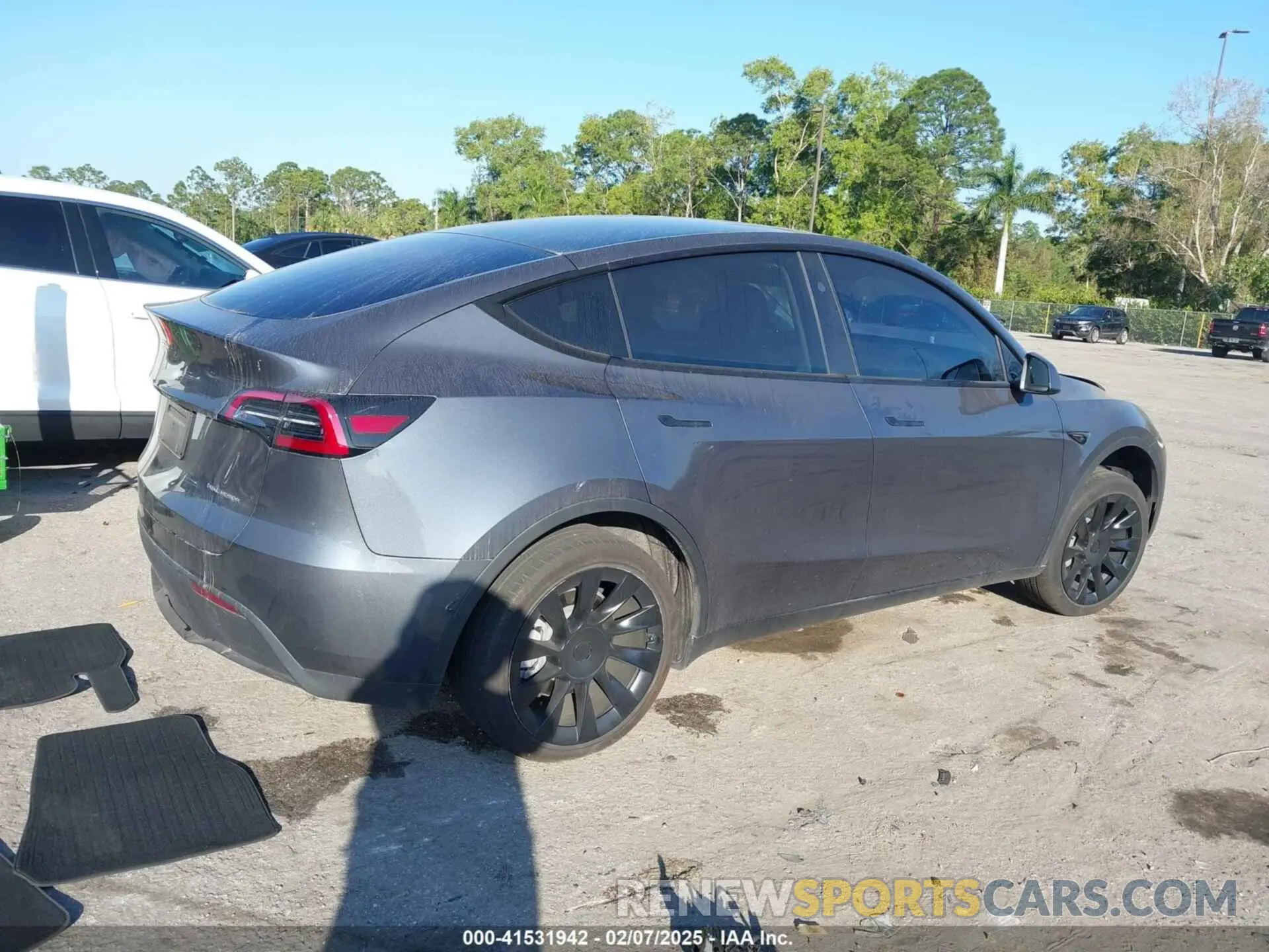 4 Photograph of a damaged car 7SAYGDEE8PA183198 TESLA MODEL Y 2023
