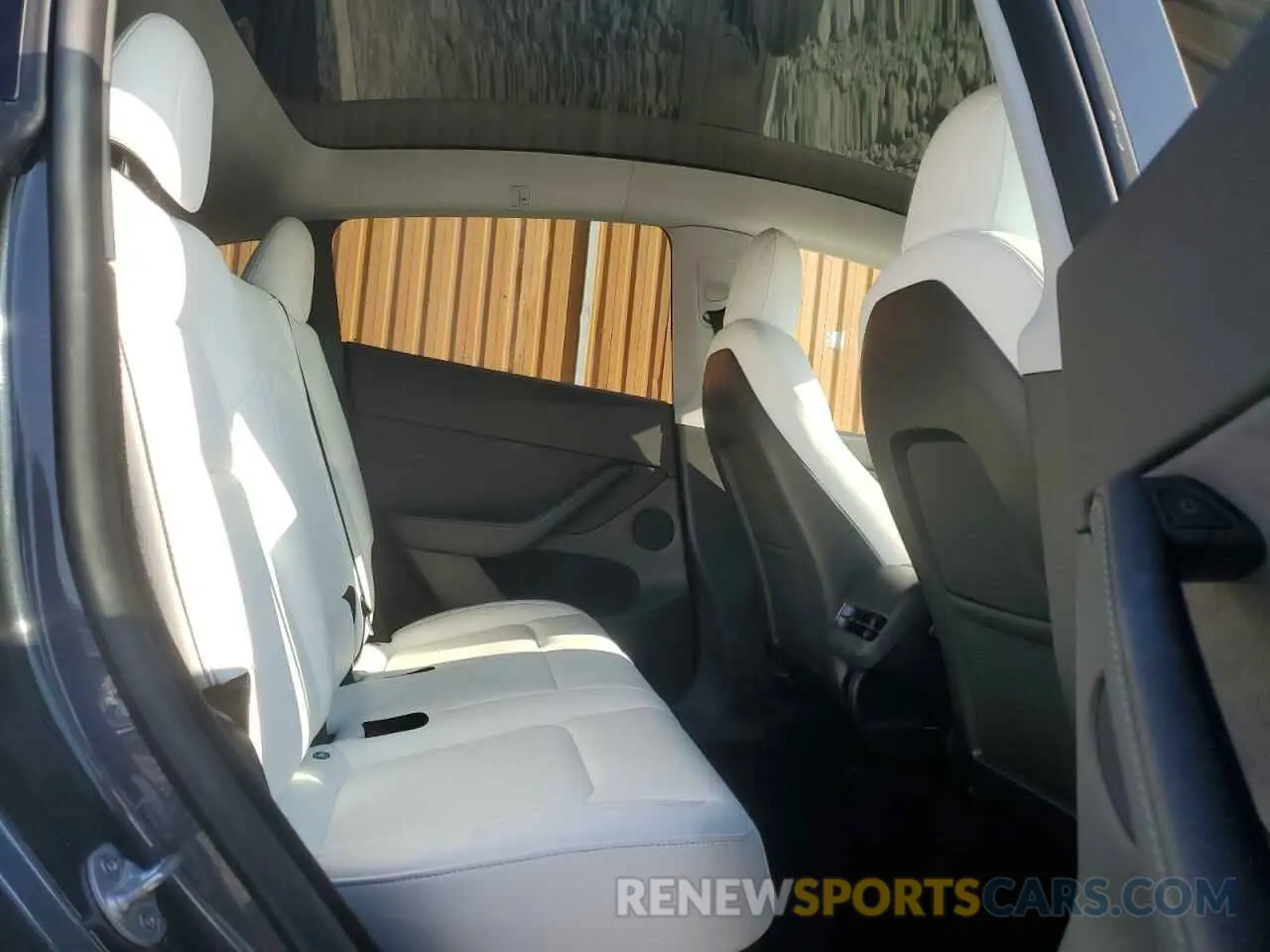 10 Photograph of a damaged car 7SAYGDEE8PF589095 TESLA MODEL Y 2023