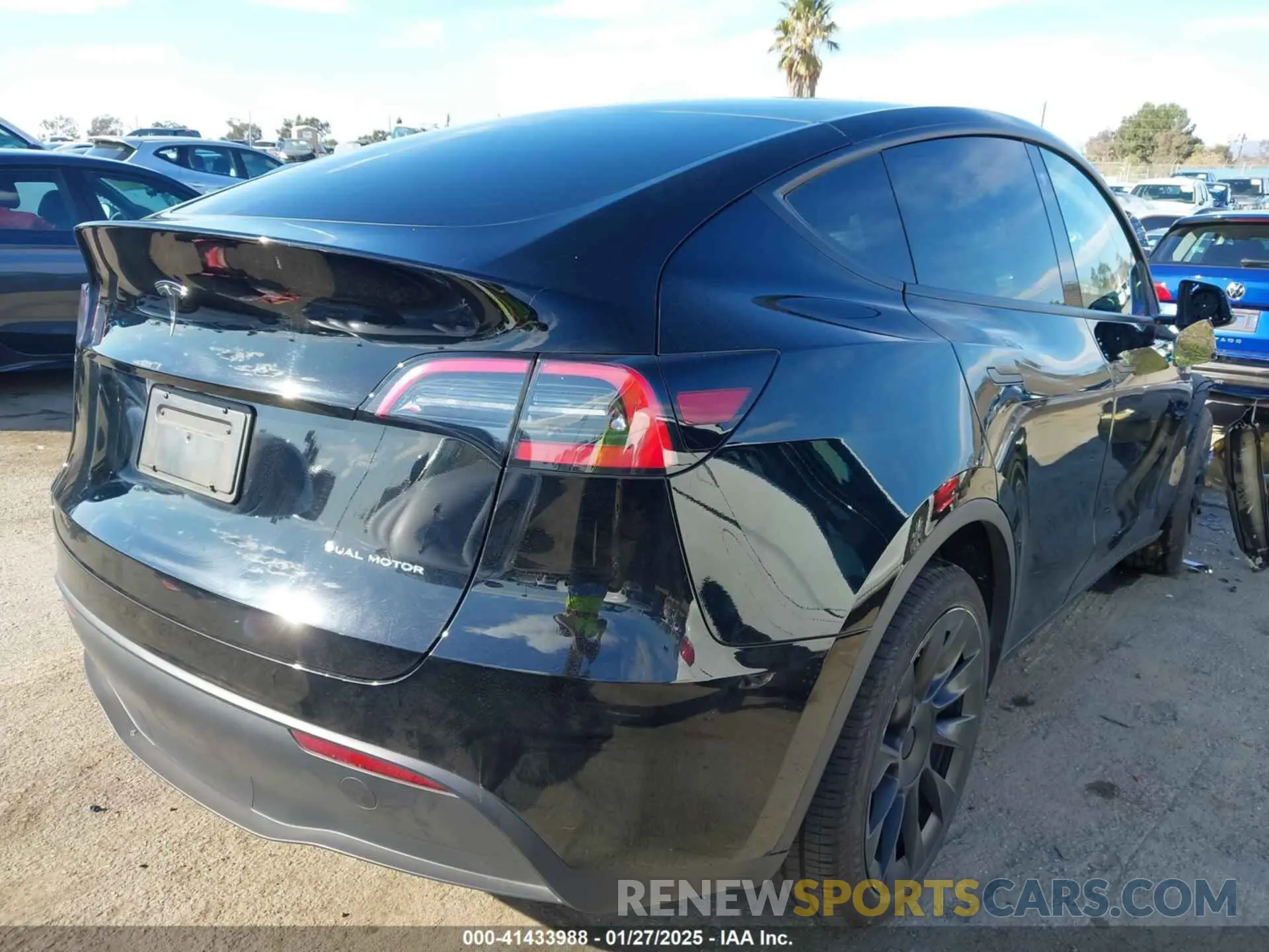 4 Photograph of a damaged car 7SAYGDEE8PF620748 TESLA MODEL Y 2023